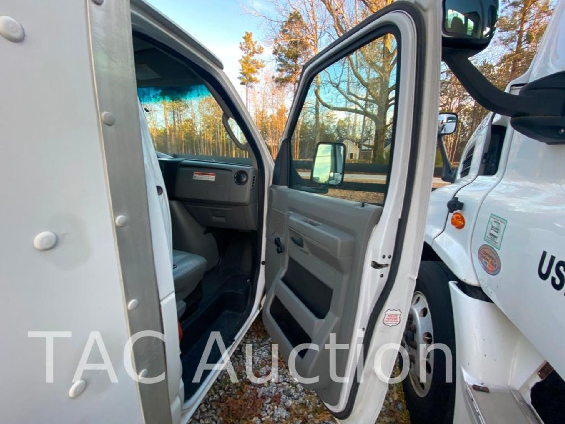 2014 Ford E-350 12ft Box Truck - Image 23 of 63