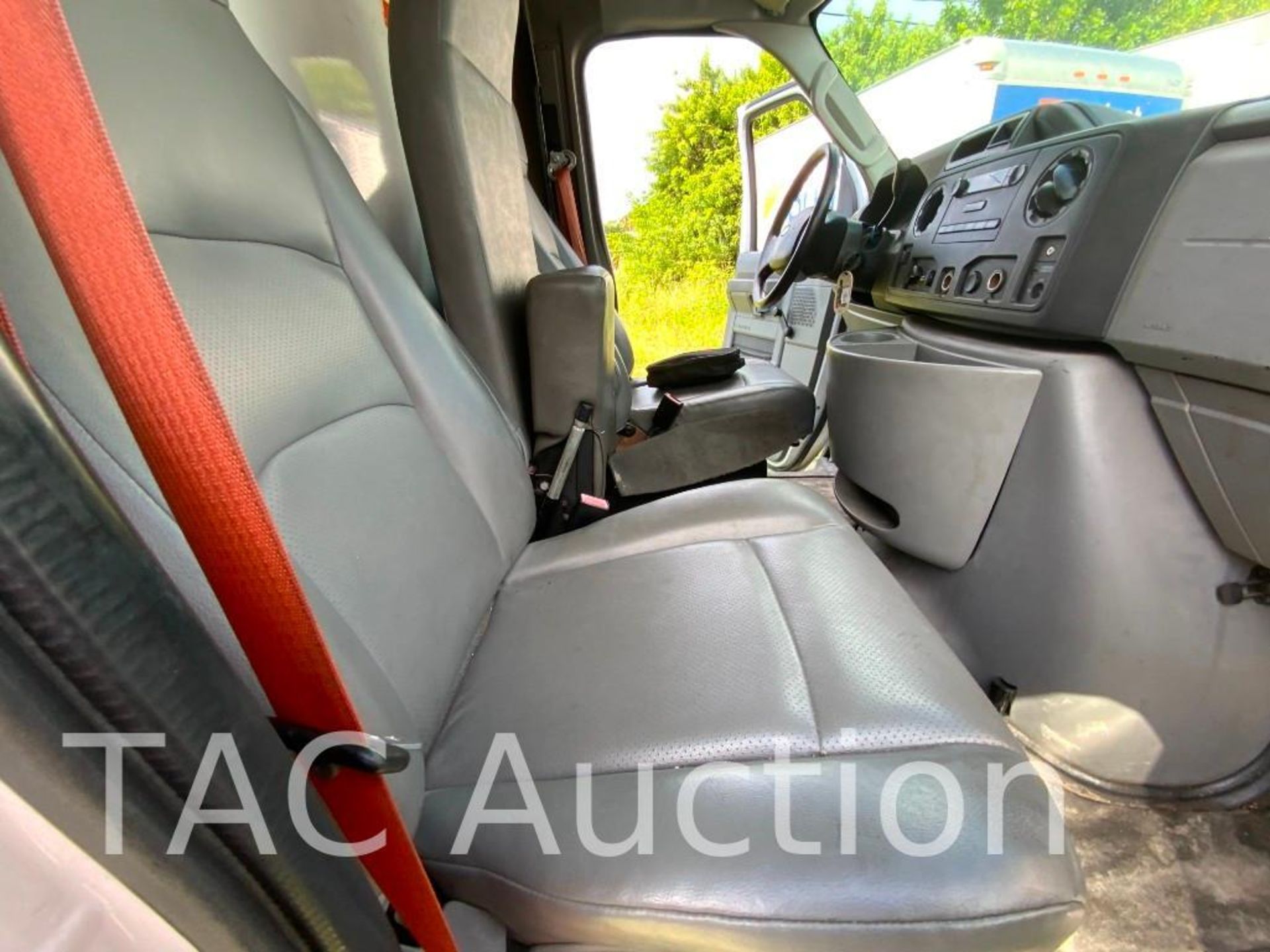 2014 Ford E-350 Cutaway Van - Image 22 of 61