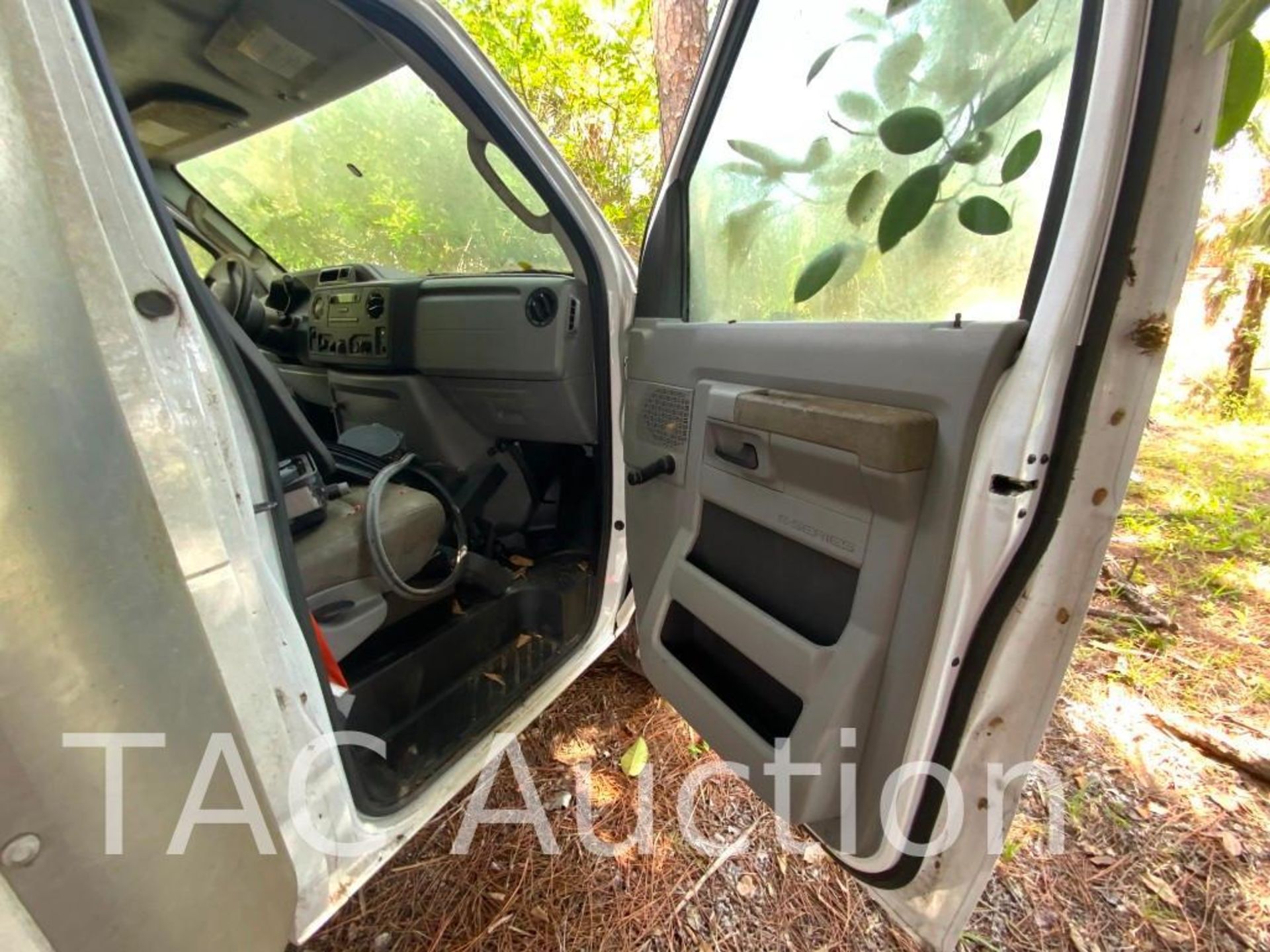 2015 Ford E-350 Cutaway Van - Image 9 of 42