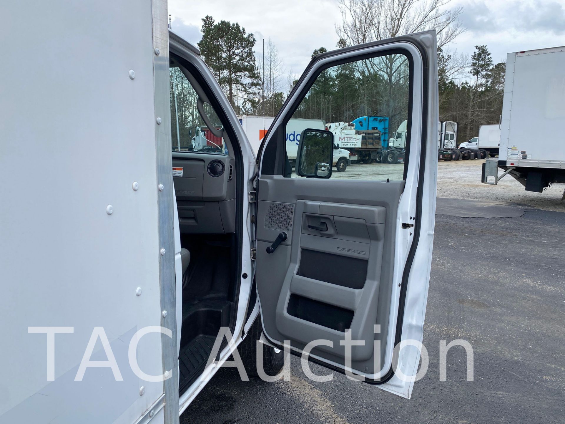 2015 Ford Econoline E-350 12ft Box Truck - Image 17 of 49