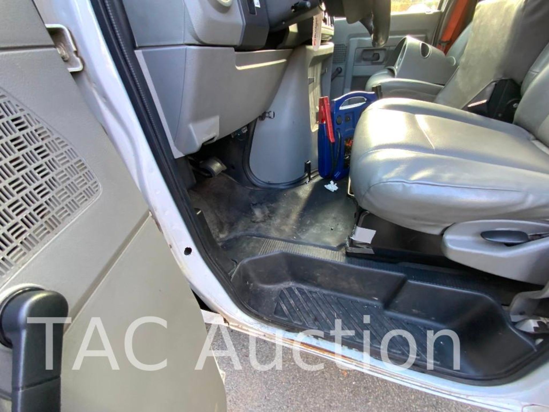 2015 Ford E-350 Box Truck - Image 13 of 51