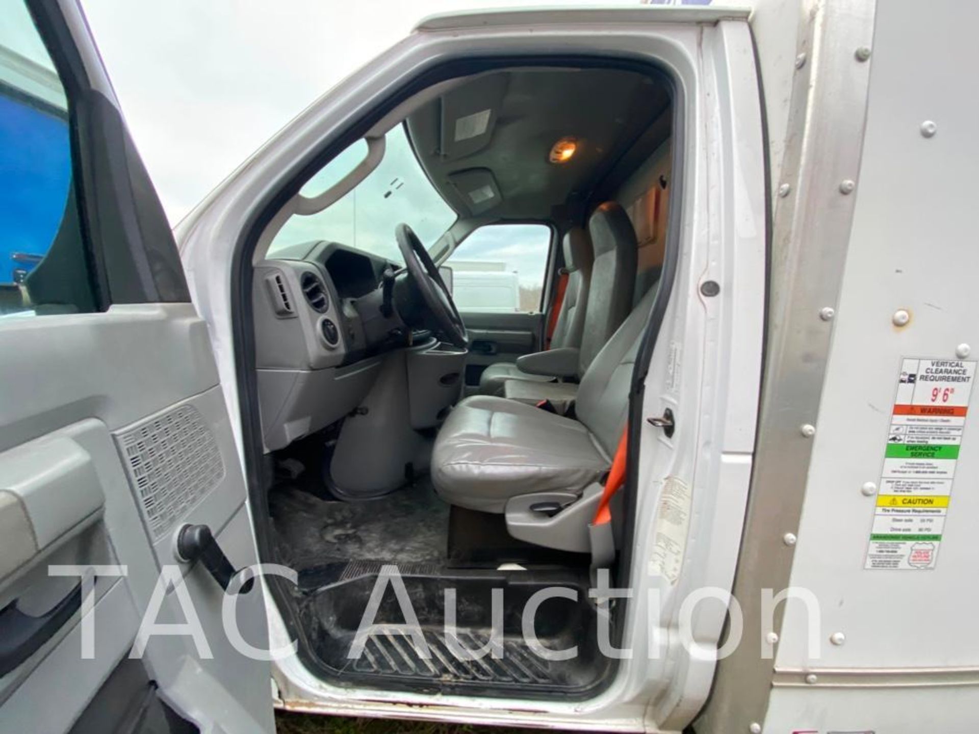 2015 Ford E-350 12ft Box Truck - Image 17 of 73