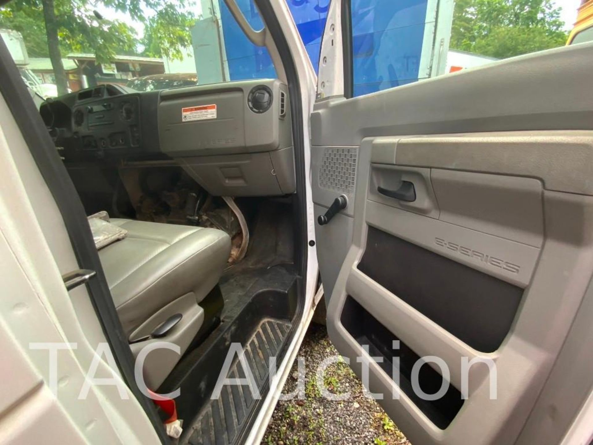 2015 Ford E-350 Cutaway Van - Image 22 of 60