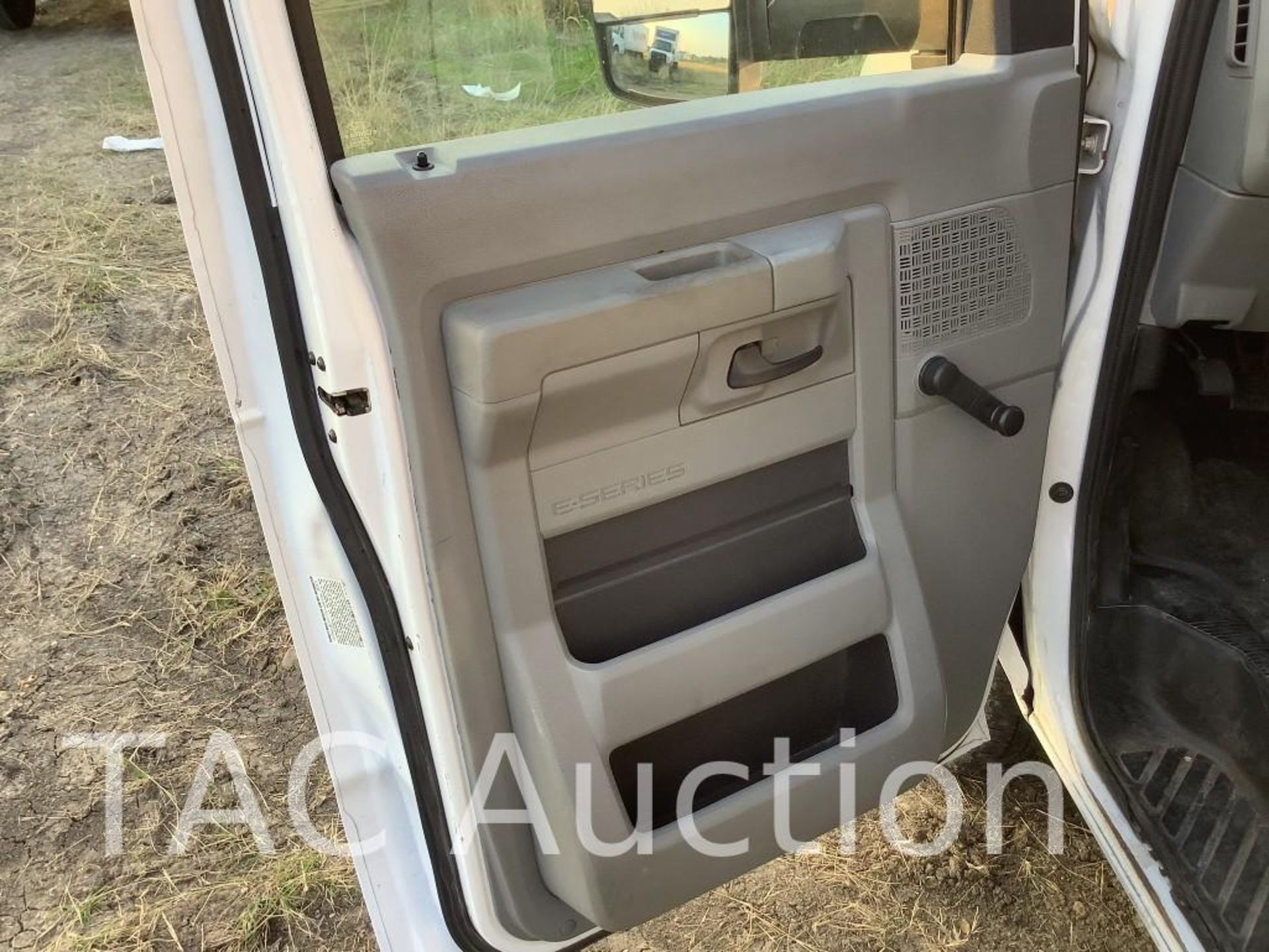 2015 Ford E-350 16ft Box Truck - Image 22 of 51