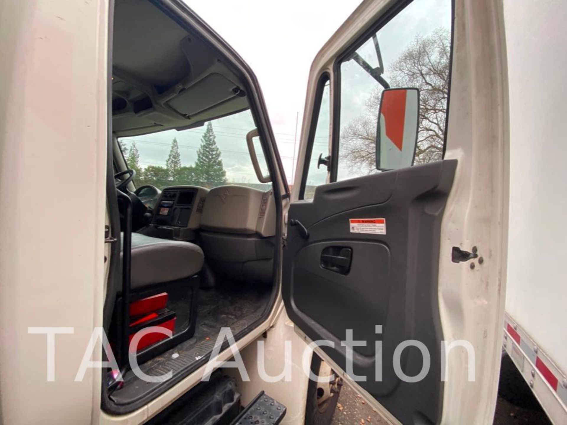 2015 International Durastar 4300 26ft Box Truck - Image 14 of 91