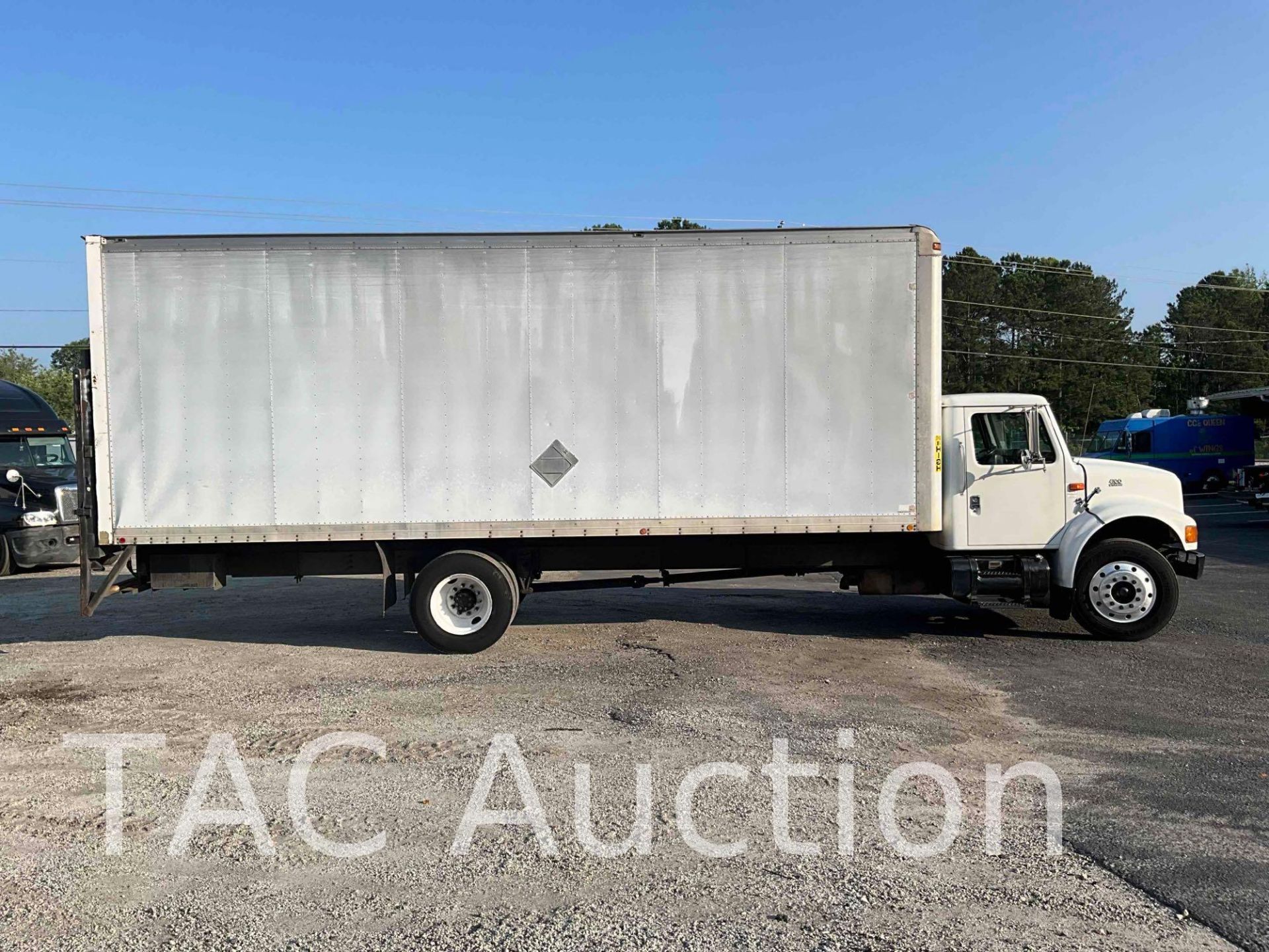 1999 International 4700 26ft Box Truck - Image 6 of 63