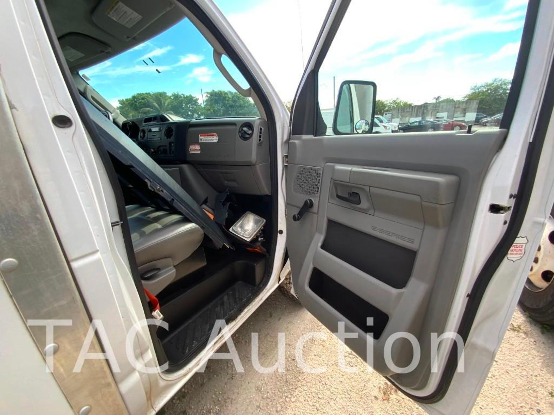2014 Ford E-350 12ft Box Truck - Image 33 of 58