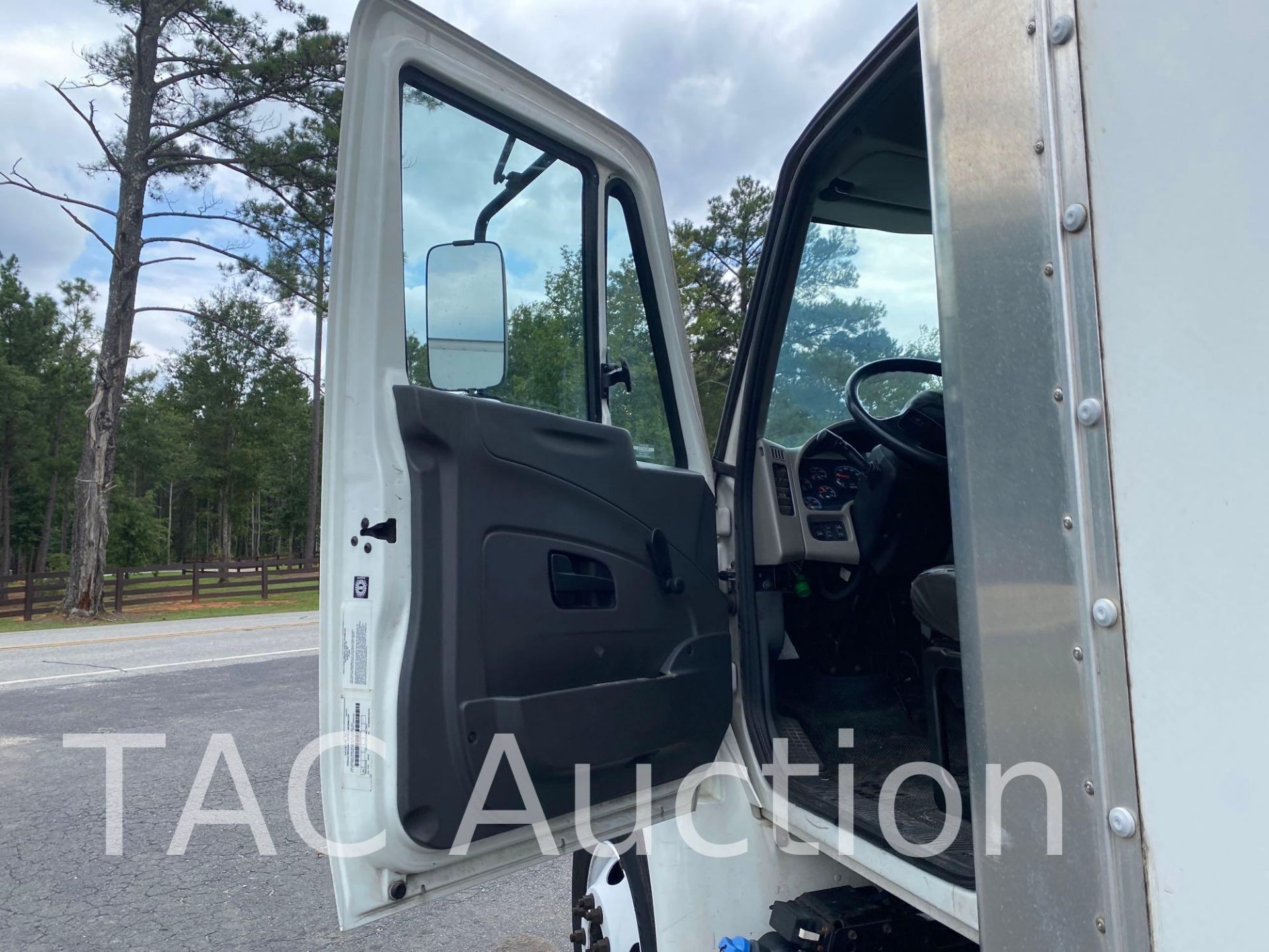 2017 International Durastar 4300 26ft Box Truck - Image 7 of 63