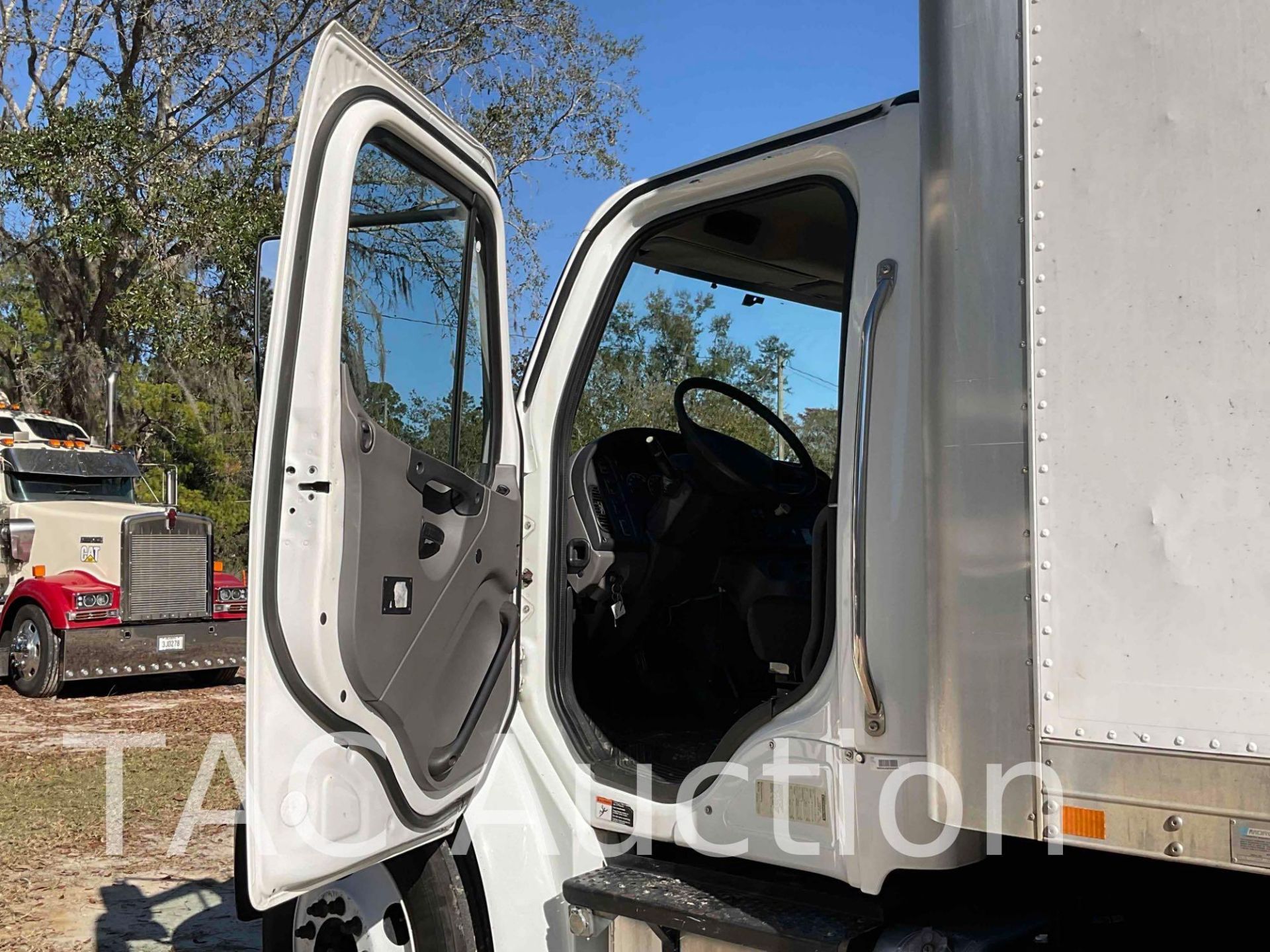 2013 Freightliner M2106 26ft Box Truck - Image 9 of 46