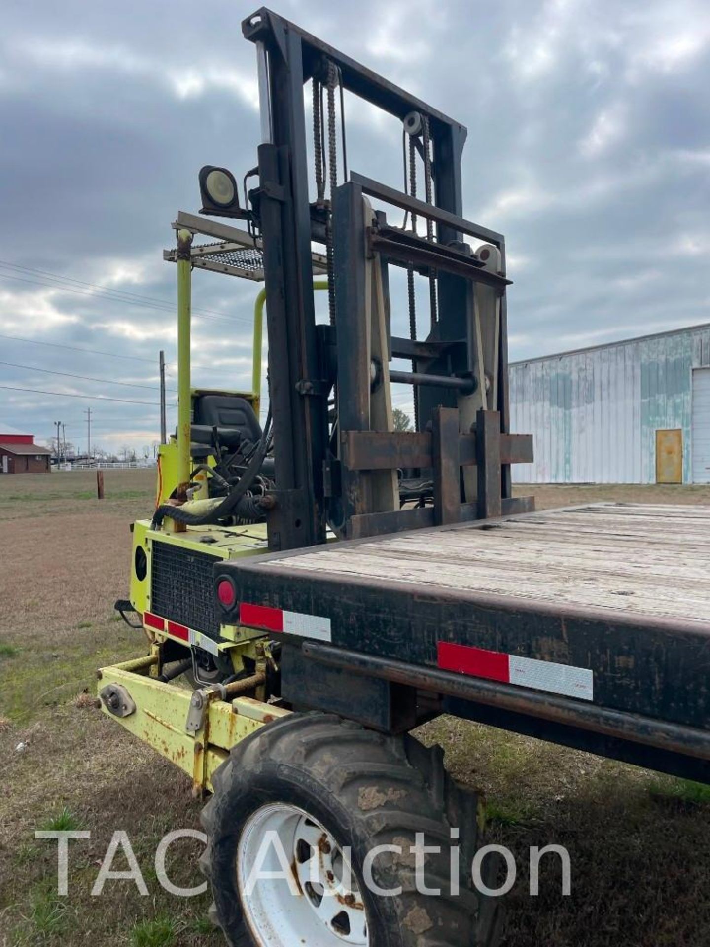 2006 International 7400 DT570 Flatbed Truck W/ Donkey M13-5K Forklift - Image 12 of 28