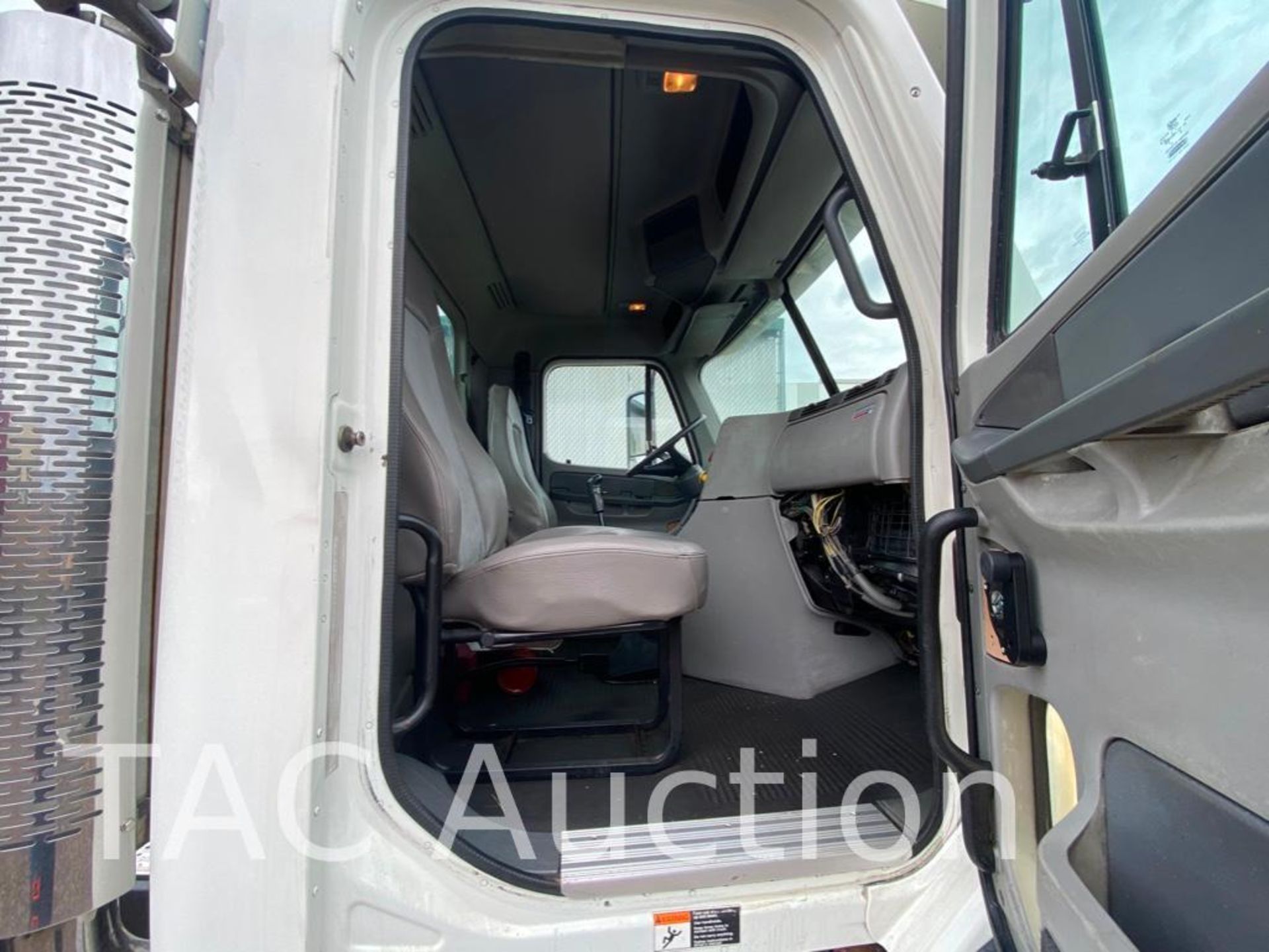 2005 Freightliner Columbia Day Cab - Image 29 of 72