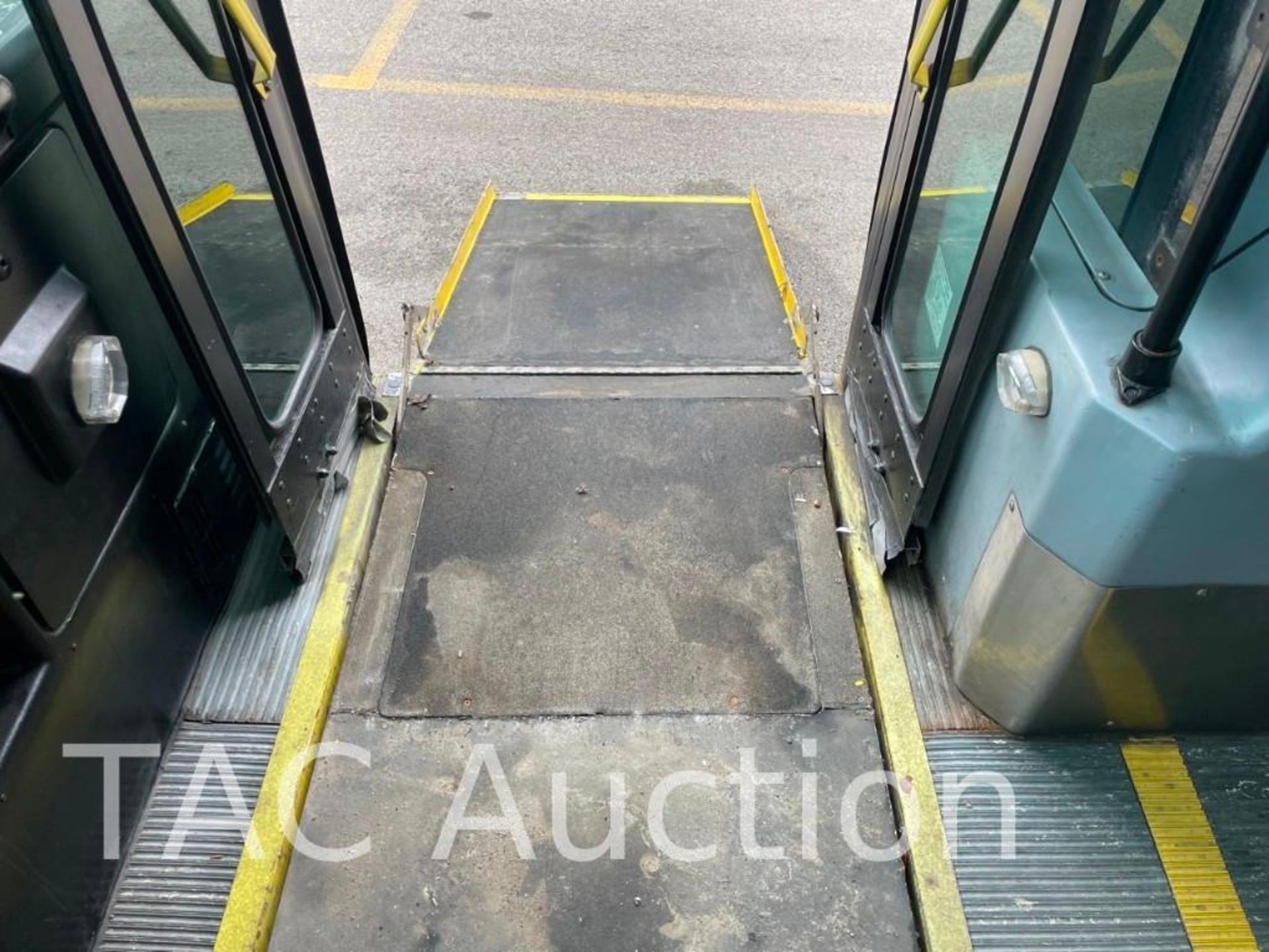 2005 Gillig Low Floor (40) Passenger Coach Transit Bus - Image 30 of 91