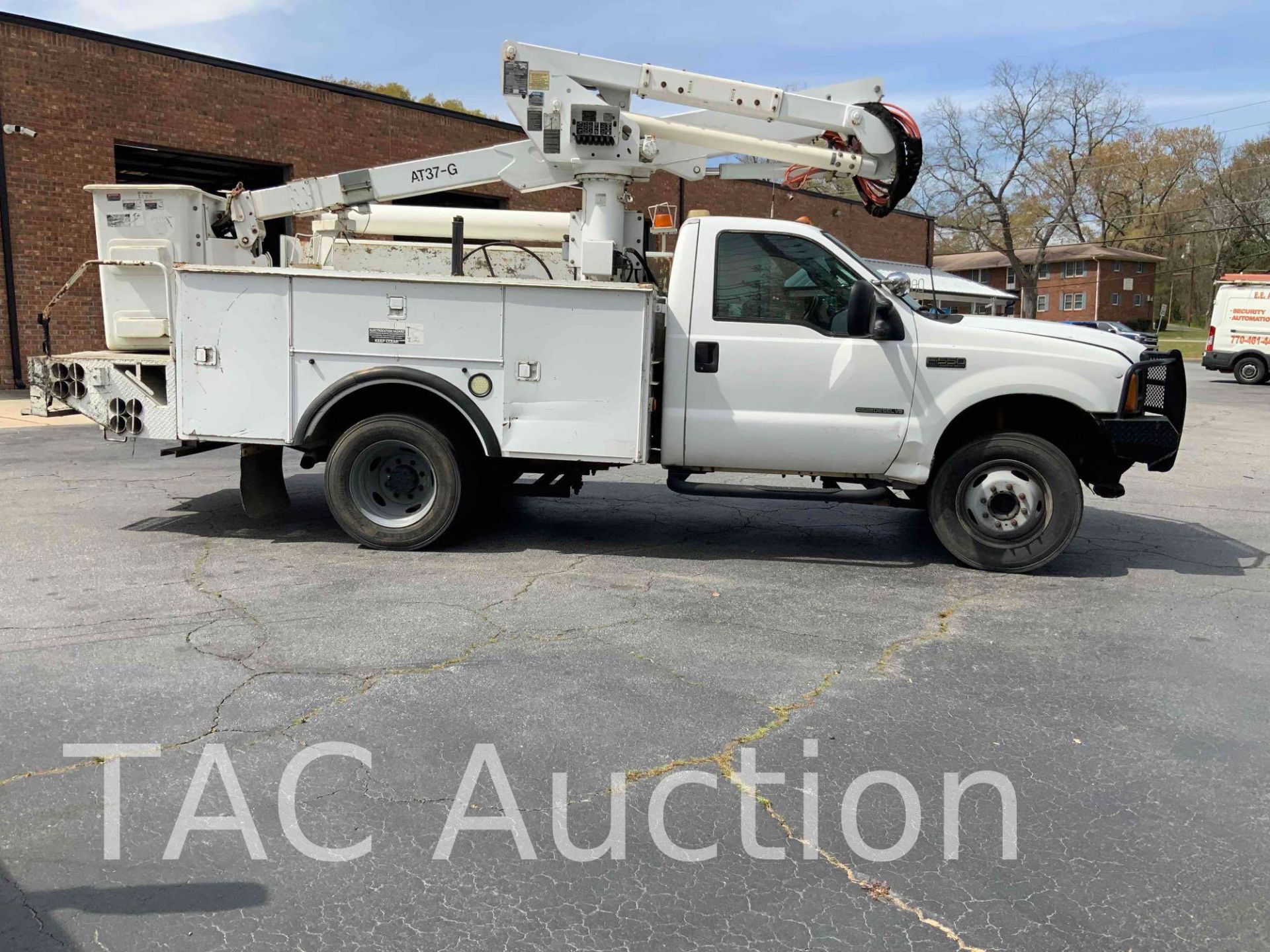 2003 Ford F-550 Bucket Truck - Image 4 of 74