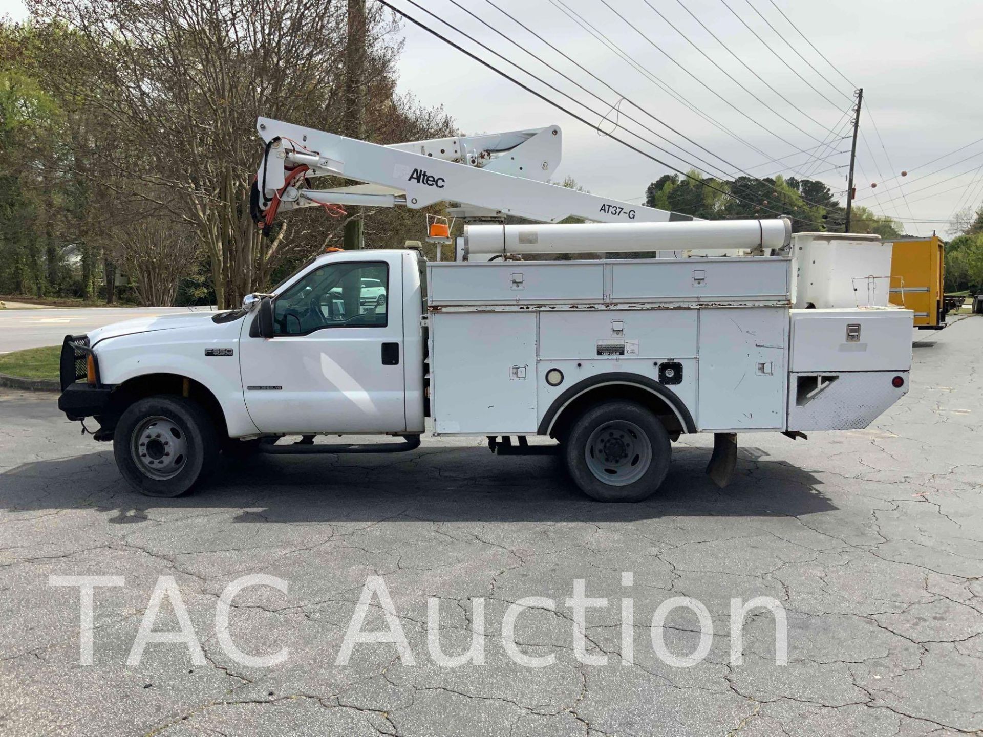 2003 Ford F-550 Bucket Truck - Image 8 of 74