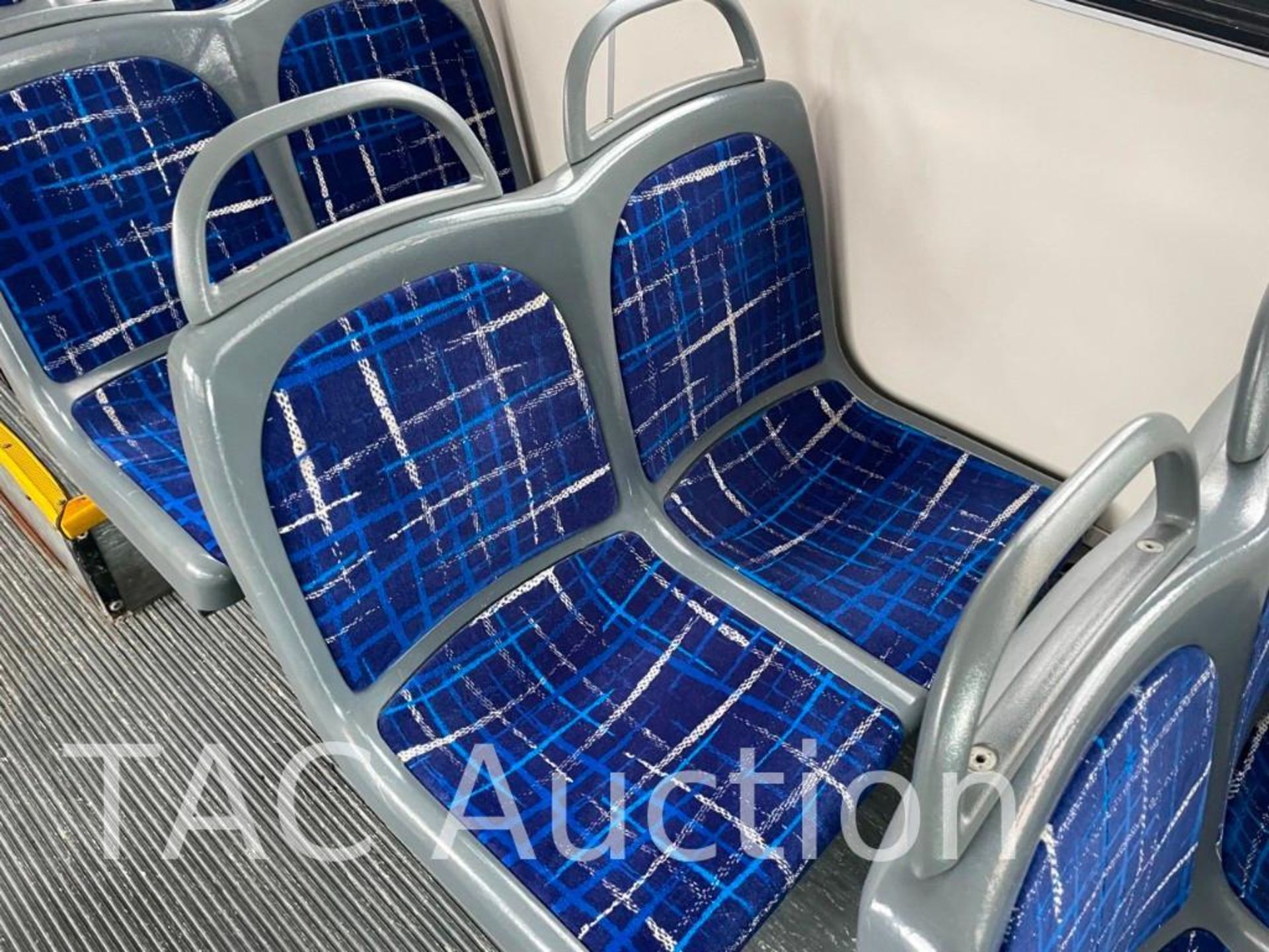 2005 Gillig Low Floor (40) Passenger Coach Transit Bus - Image 49 of 91