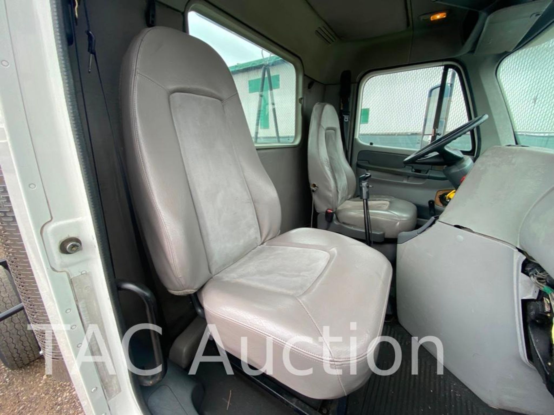 2005 Freightliner Columbia Day Cab - Image 30 of 72
