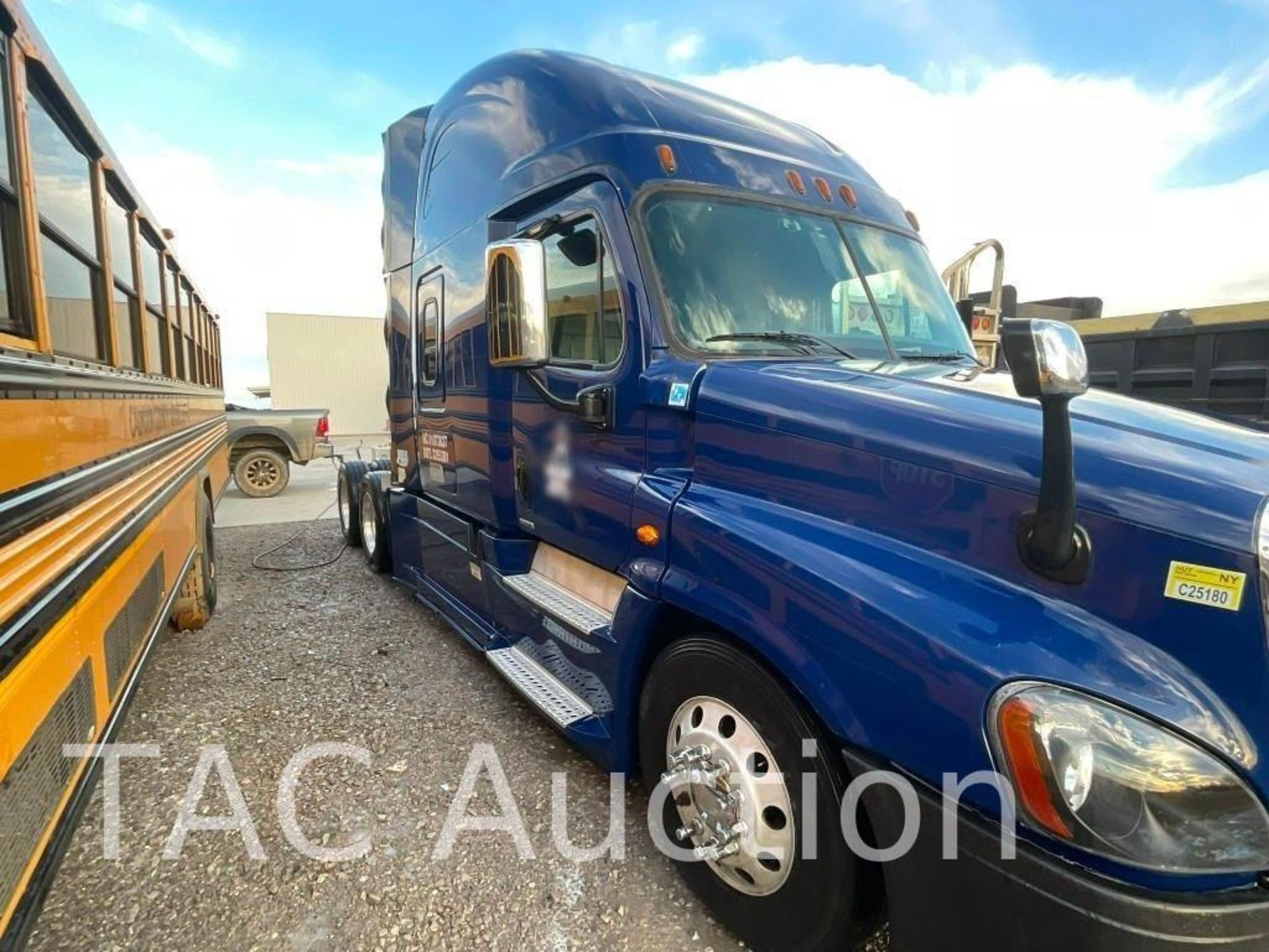 2016 Freightliner Cascadia Evolution Sleeper Truck - Image 8 of 73