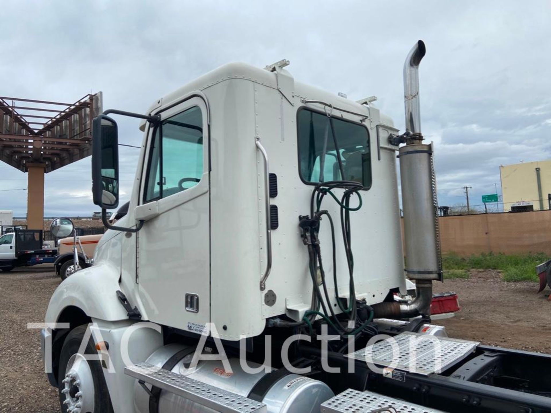 2005 Freightliner Columbia Day Cab - Image 11 of 72