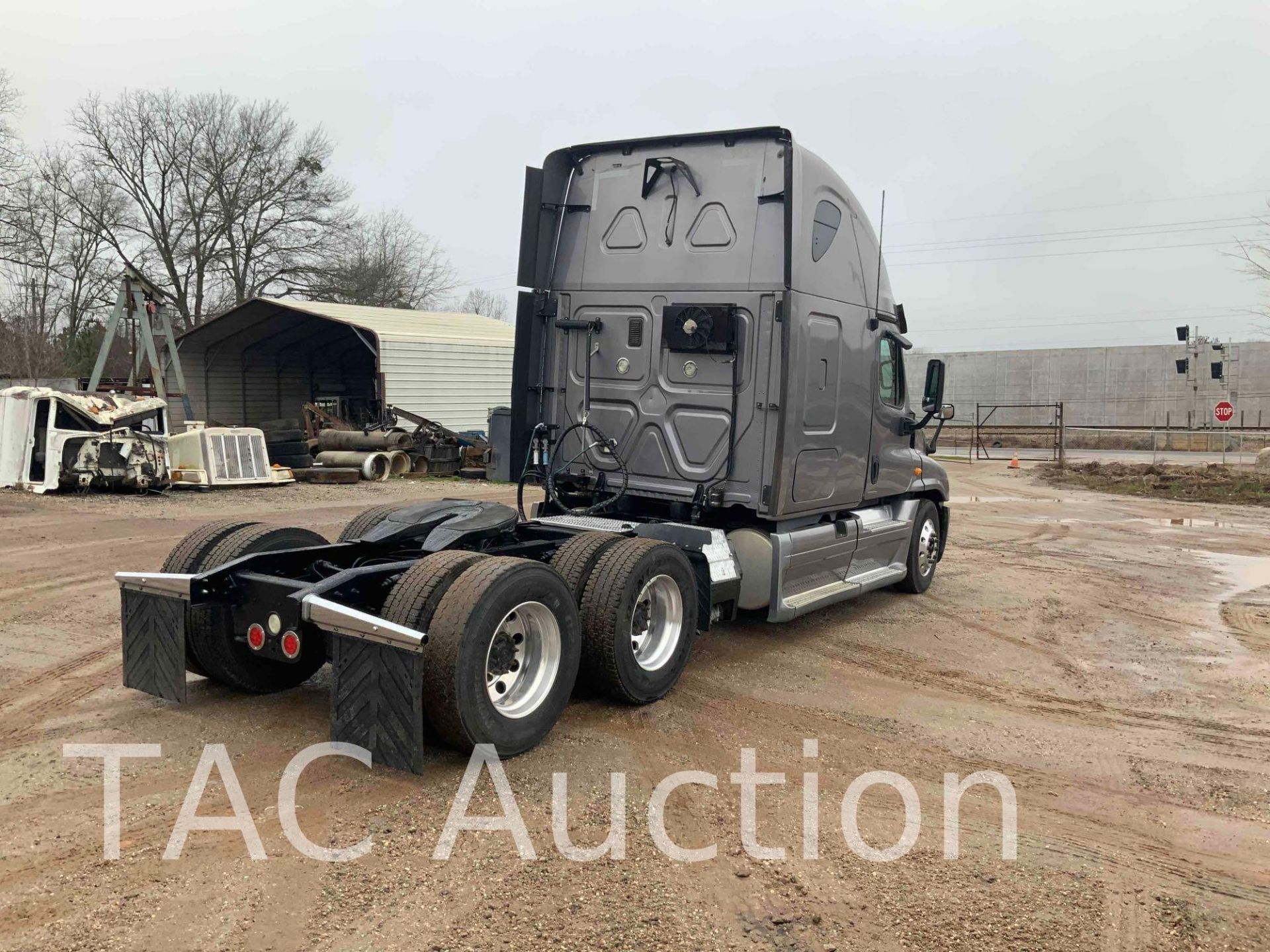 2013 Freightliner Cascadia Sleeper Truck - Image 5 of 86