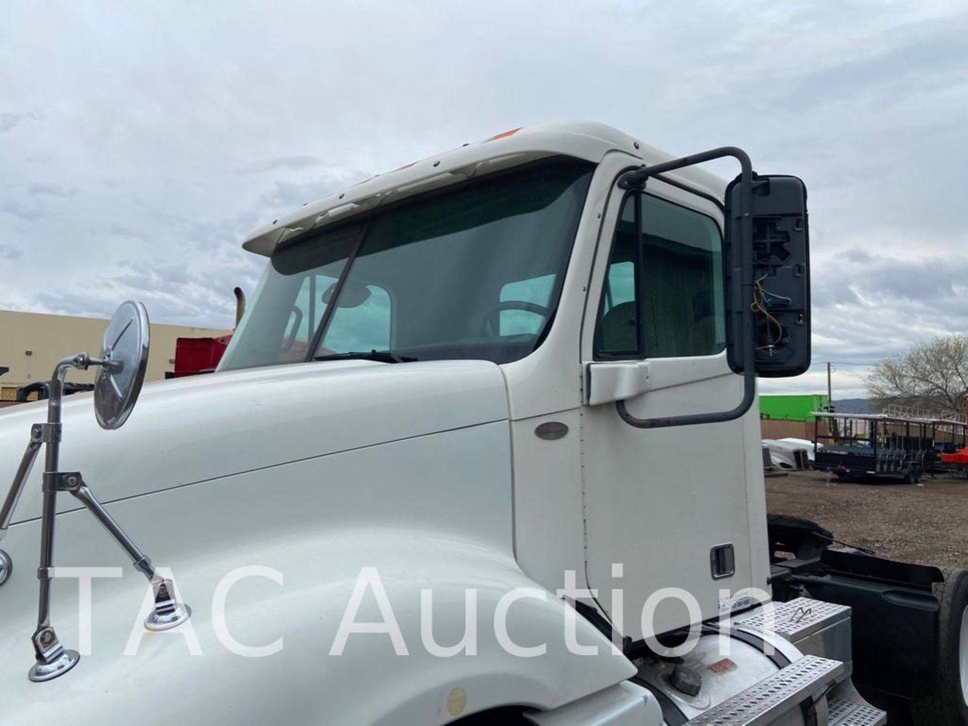 2005 Freightliner Columbia Day Cab - Image 9 of 72