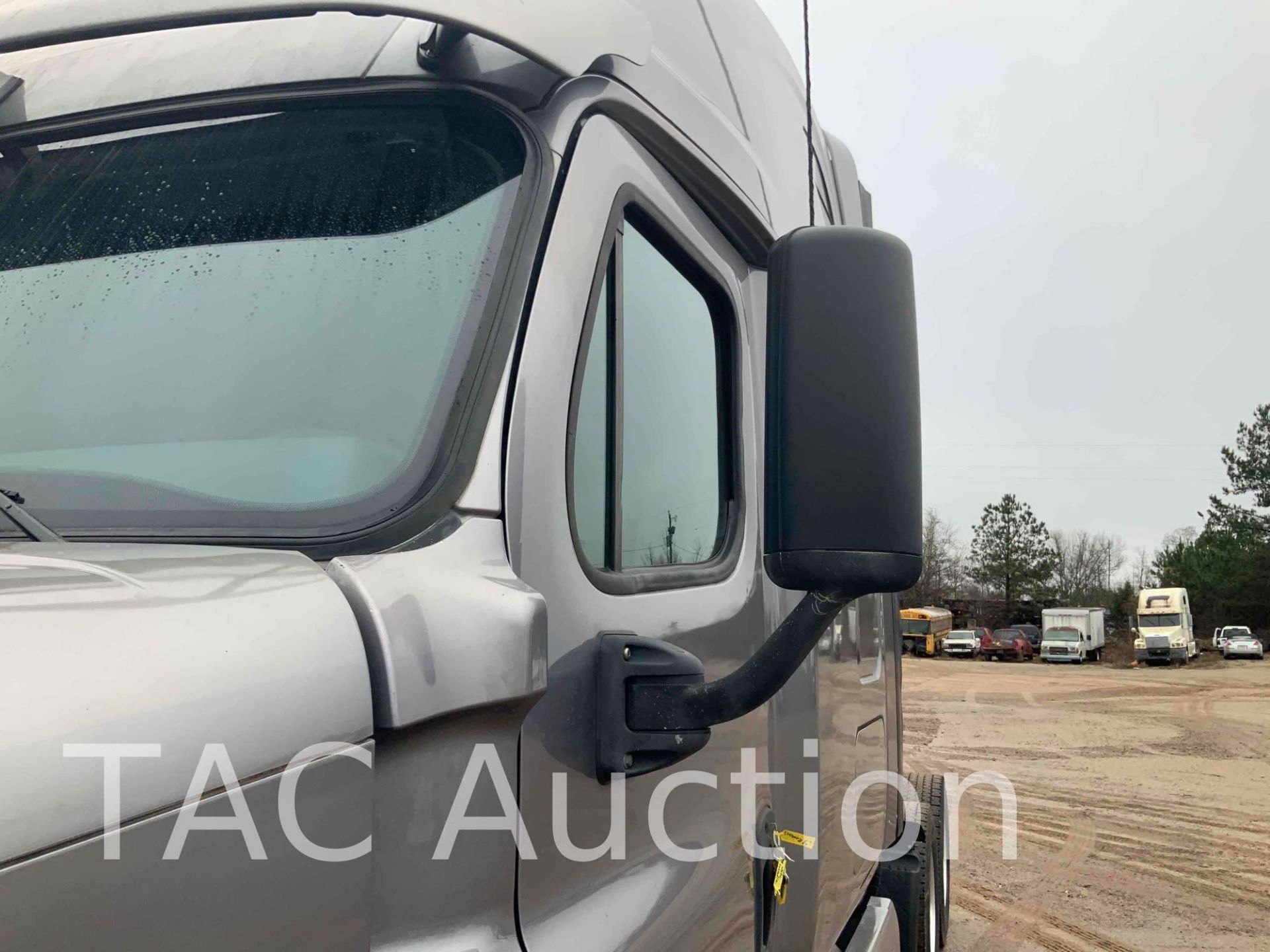 2013 Freightliner Cascadia Sleeper Truck - Image 16 of 86