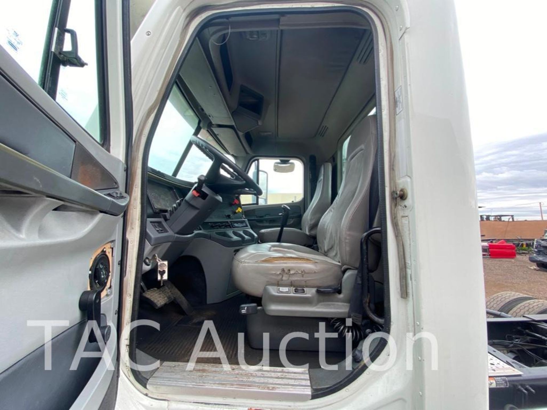 2005 Freightliner Columbia Day Cab - Image 14 of 72