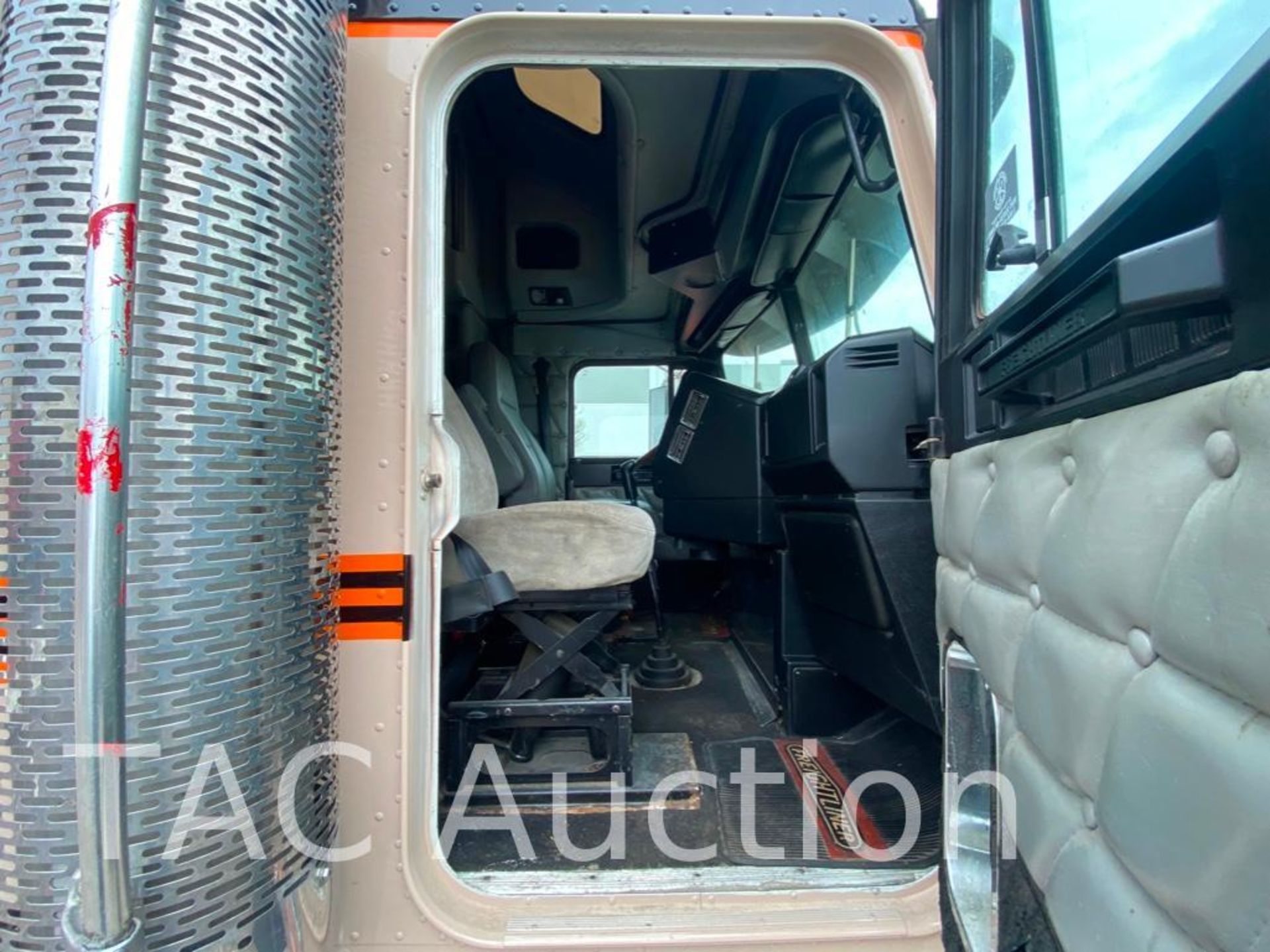 2002 Freightliner Classic XL Sleeper Truck - Image 25 of 132