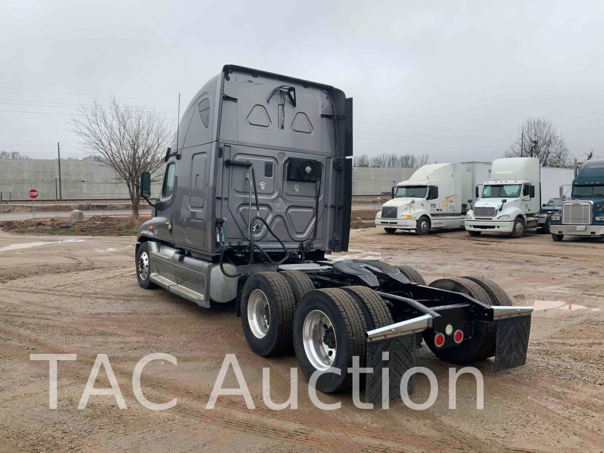 2013 Freightliner Cascadia Sleeper Truck - Image 7 of 86