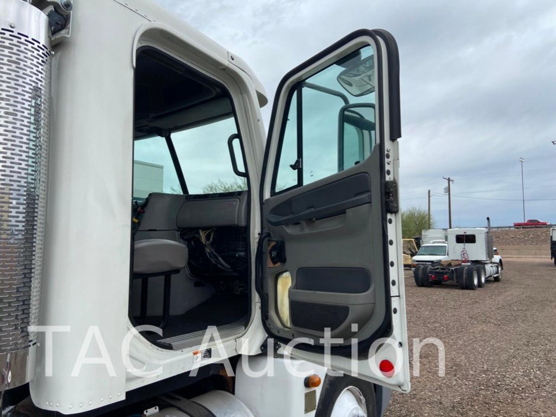 2005 Freightliner Columbia Day Cab - Image 28 of 72