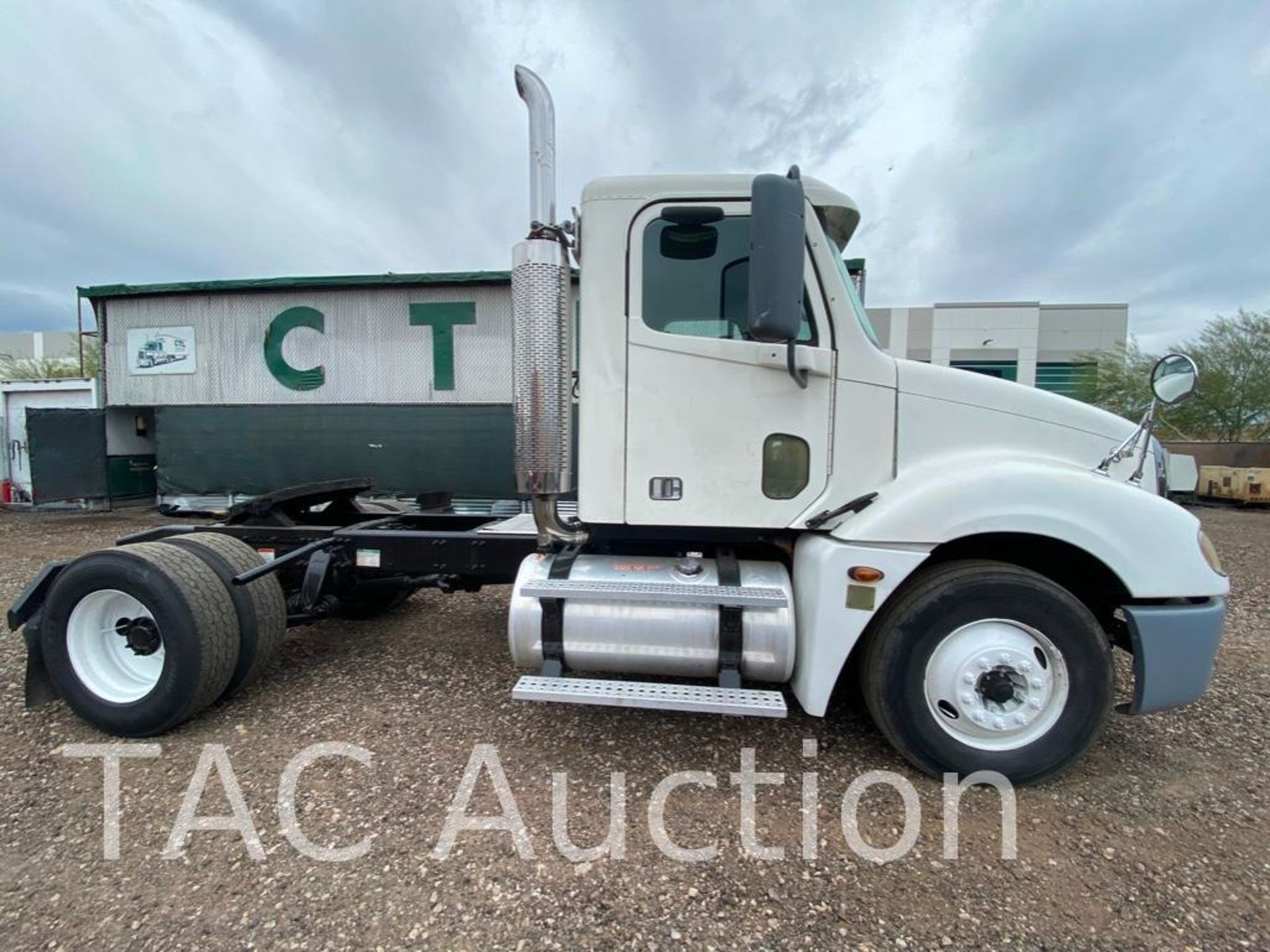 2005 Freightliner Columbia Day Cab - Image 6 of 72