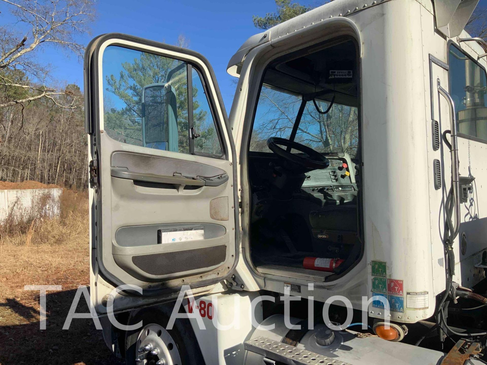 2007 Freightliner Columbia Day Cab - Image 35 of 86