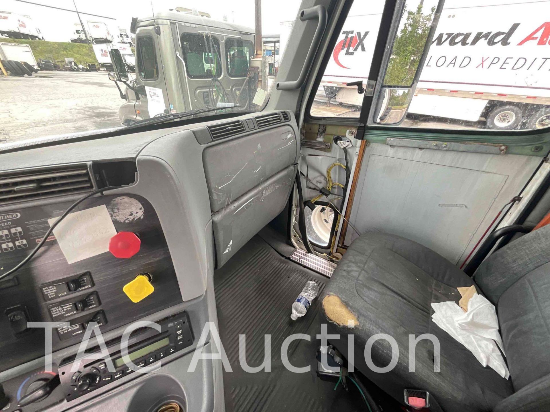 2007 Freightliner Columbia Day Cab - Image 17 of 65