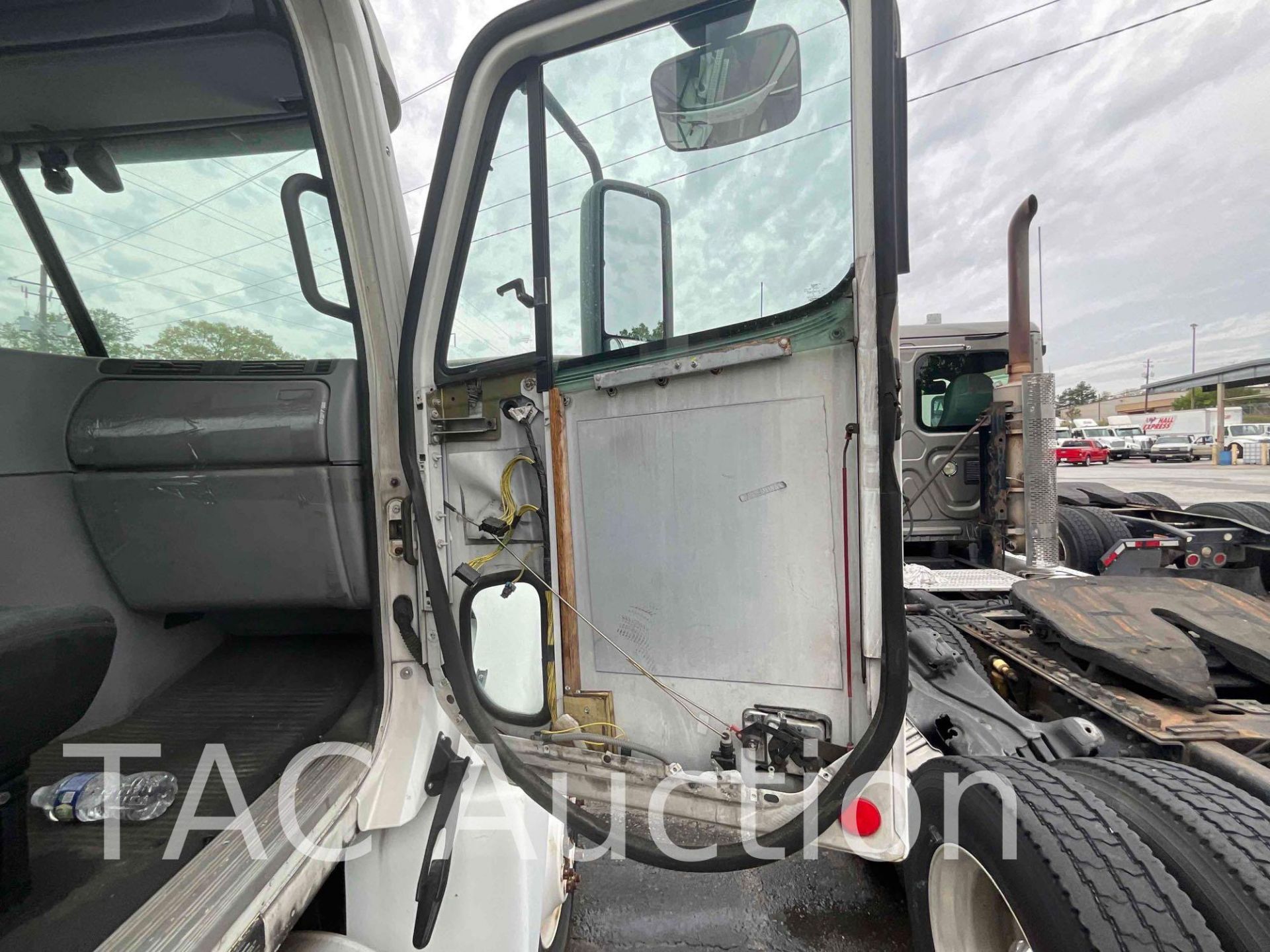 2007 Freightliner Columbia Day Cab - Image 18 of 65