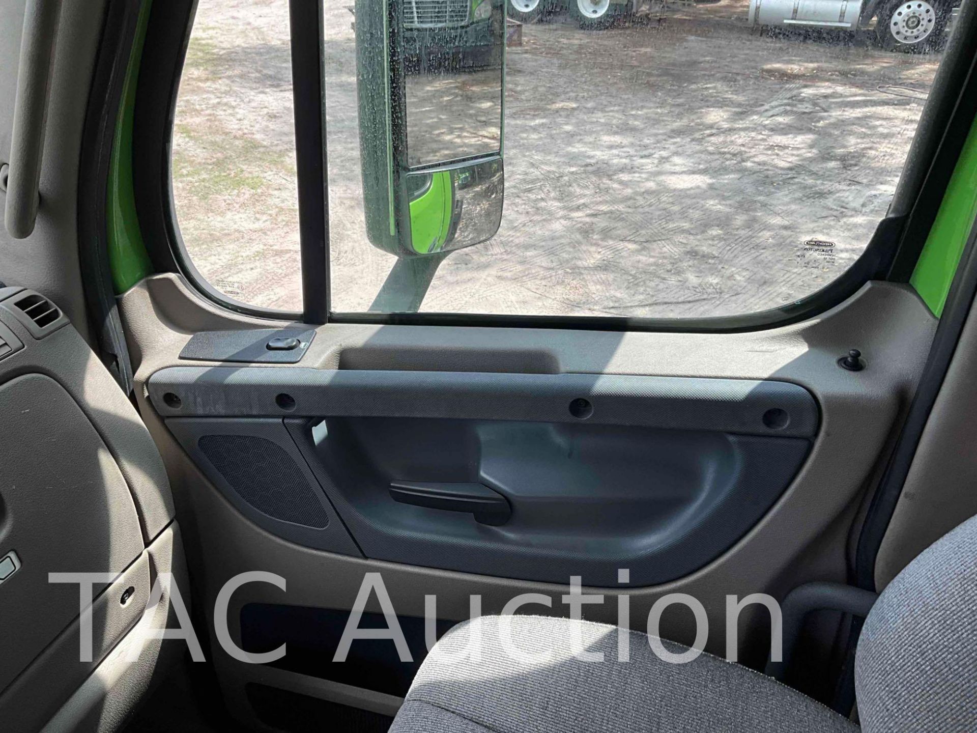 2016 Freightliner Cascadia Day Cab - Image 30 of 78