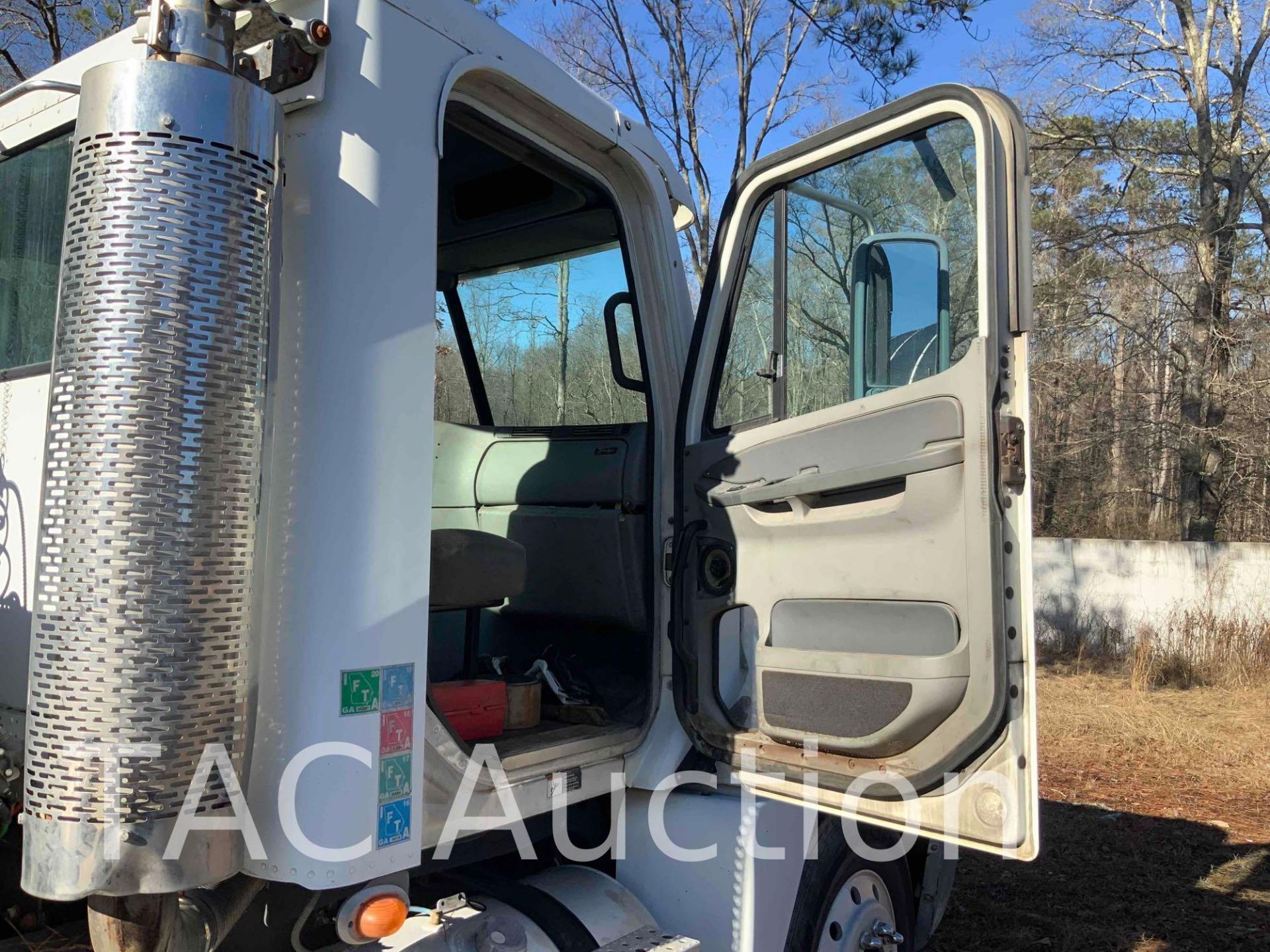 2007 Freightliner Columbia Day Cab - Image 53 of 86