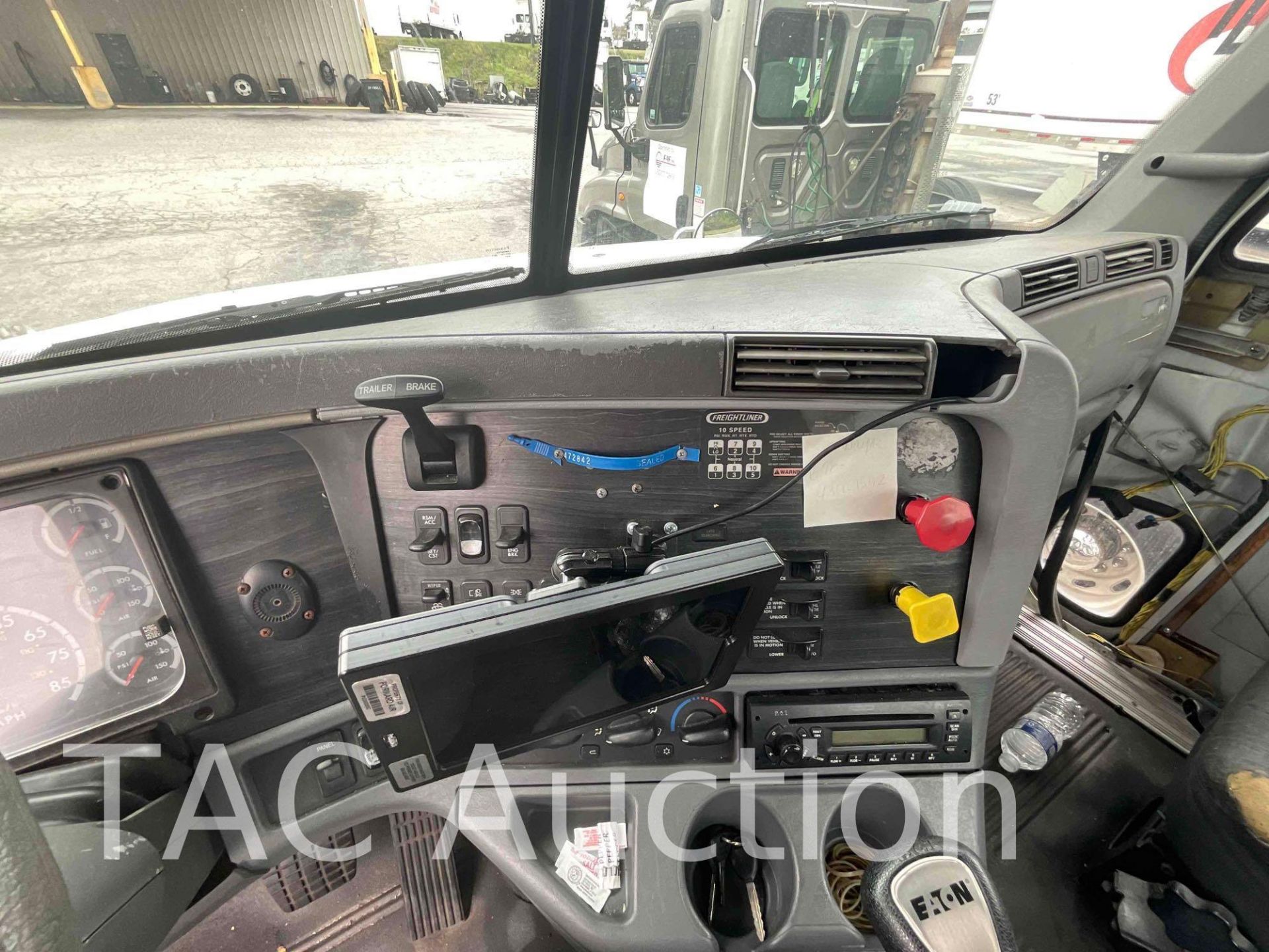 2007 Freightliner Columbia Day Cab - Image 15 of 65