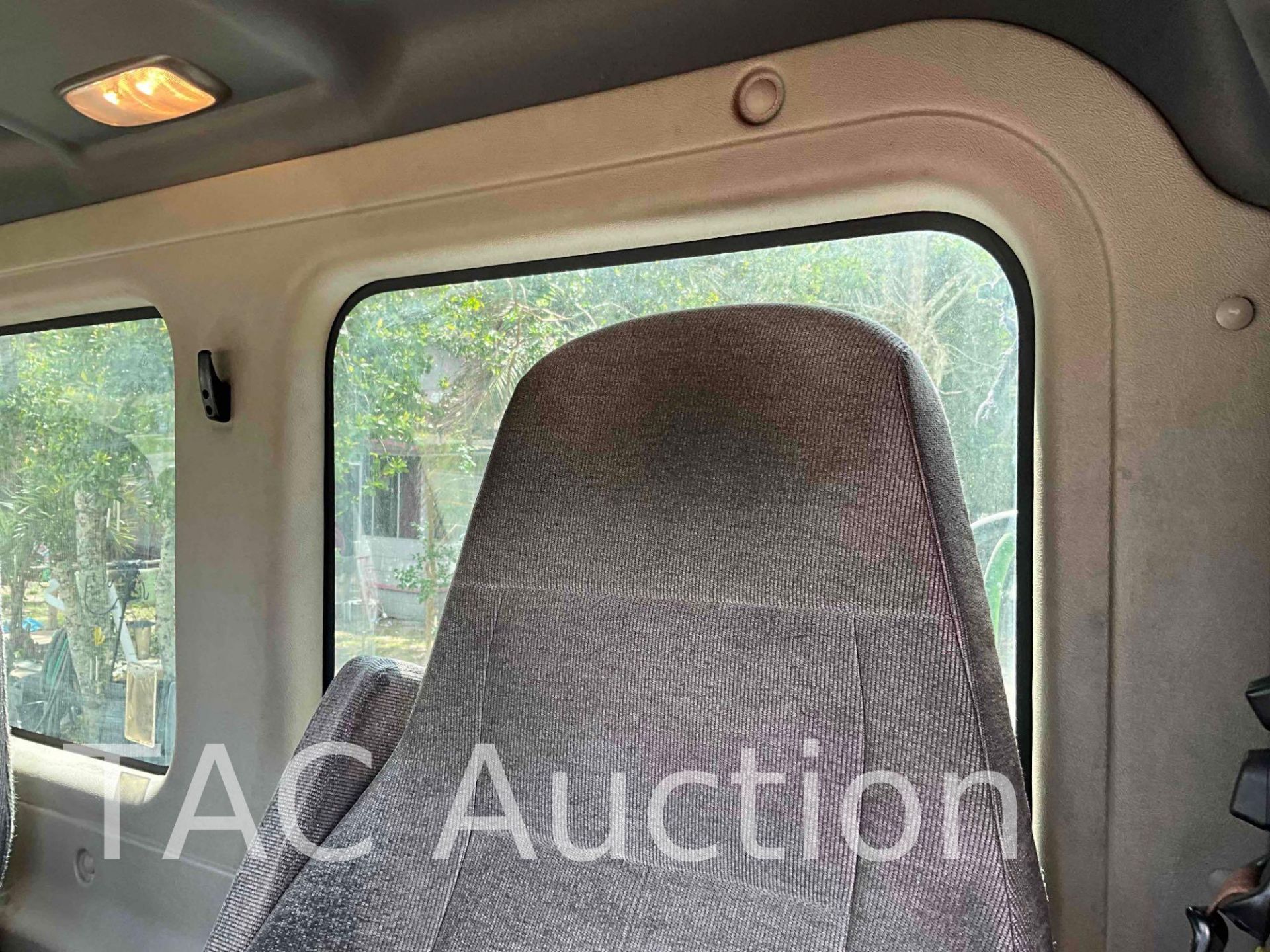 2016 Freightliner Cascadia Day Cab - Image 19 of 78