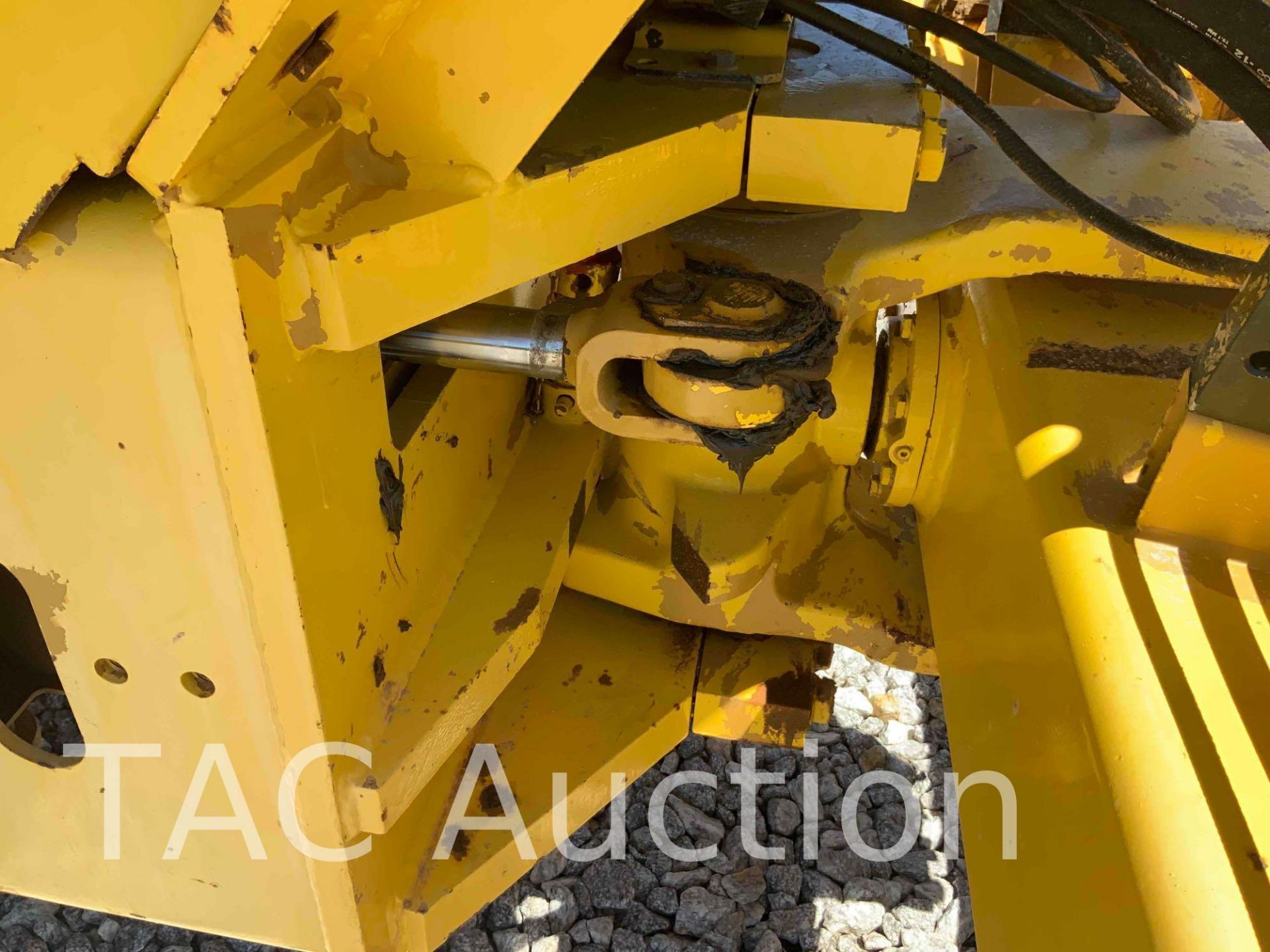 2004 Caterpillar CP-563E Padfoot Vibratory Compactor Roller - Image 27 of 51