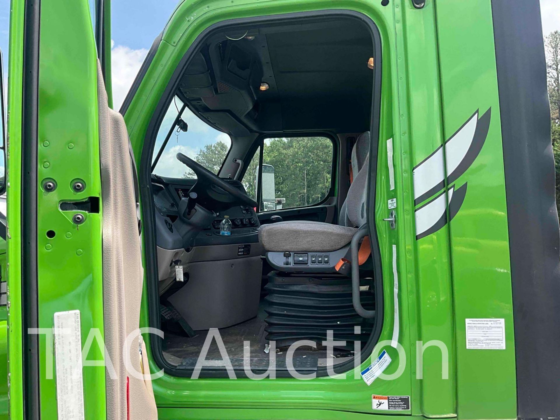 2013 Freightliner Cascadia Day Cab - Image 13 of 63