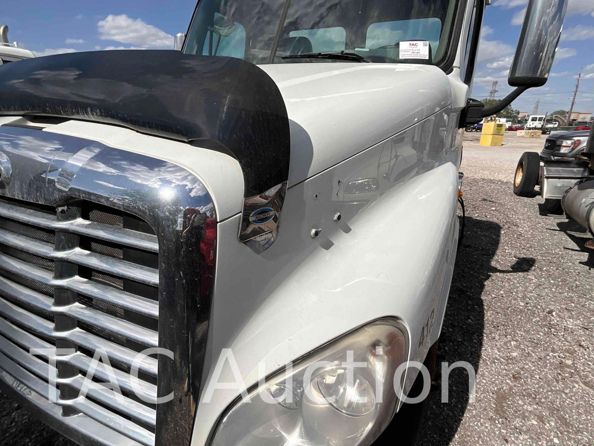 2011 Freightliner Cascadia Day Cab - Image 8 of 72