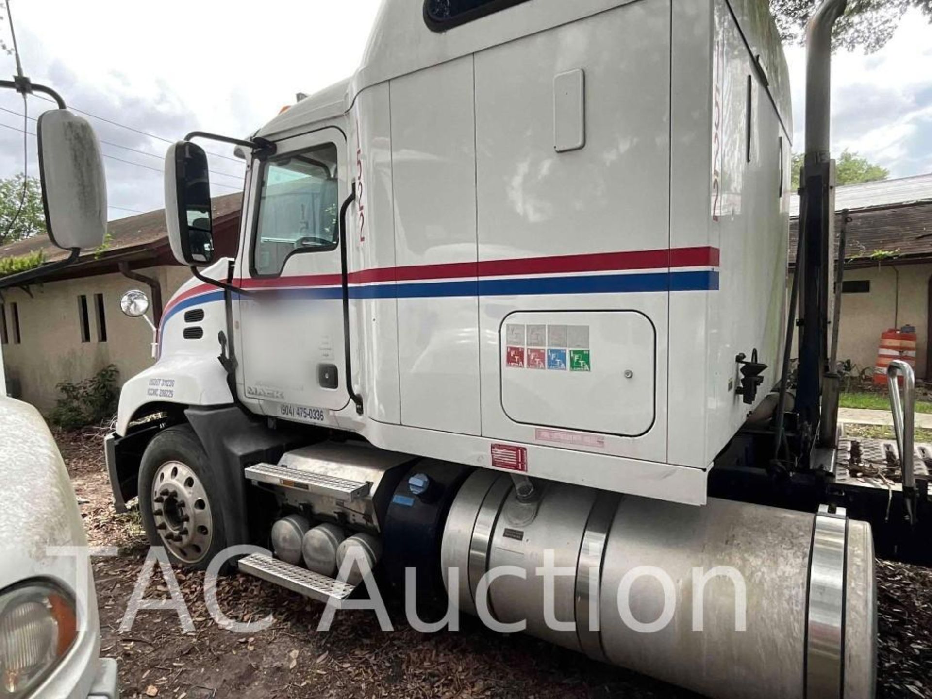 2014 Mack CXU613 Sleeper Truck - Image 9 of 41