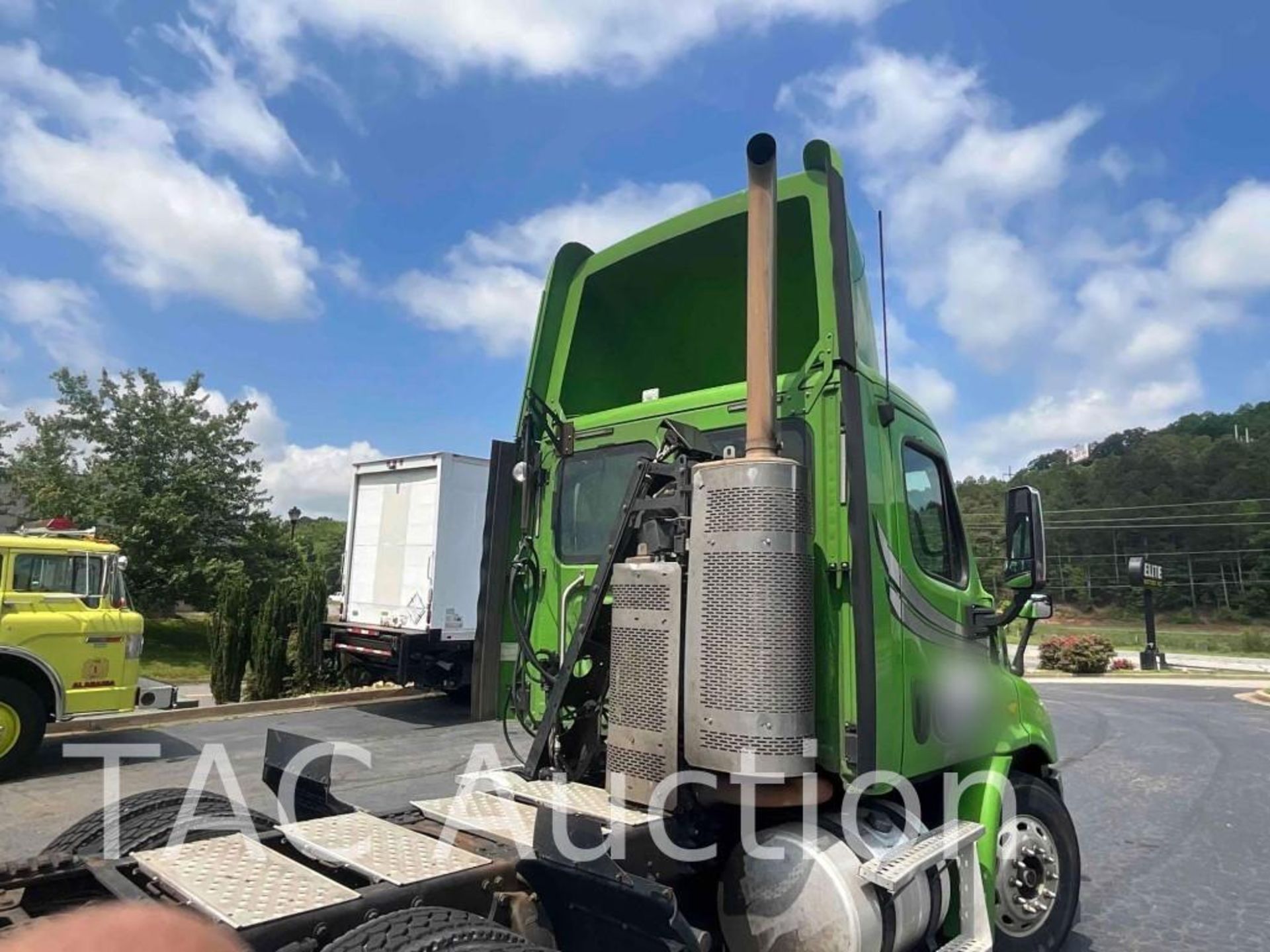 2013 Freightliner Cascadia Day Cab - Image 9 of 63