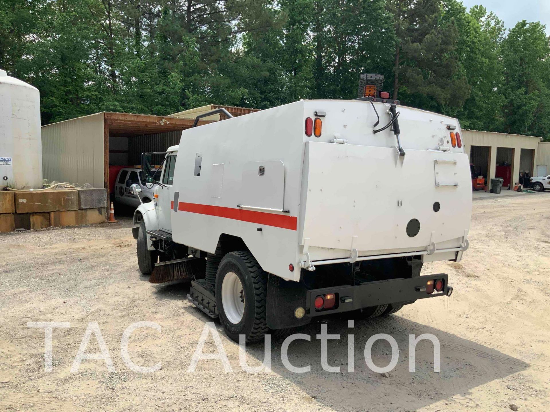 2000 International 4700 Sweeper Truck - Image 7 of 80