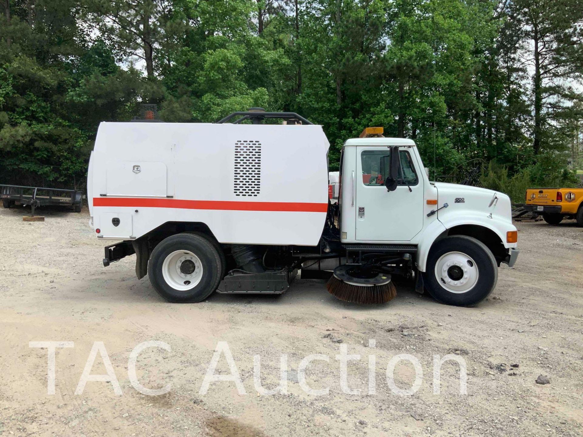 2000 International 4700 Sweeper Truck - Image 4 of 80