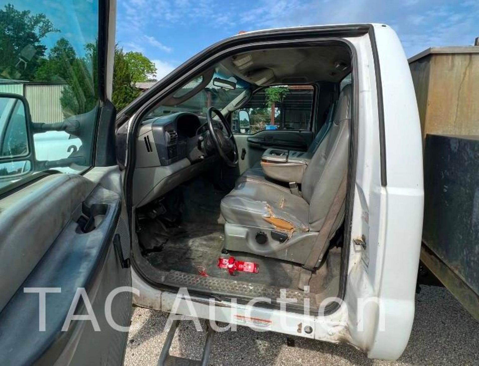 2007 Ford F550 XL Super Duty Flatbed Truck W/ Liftgate - Image 18 of 66