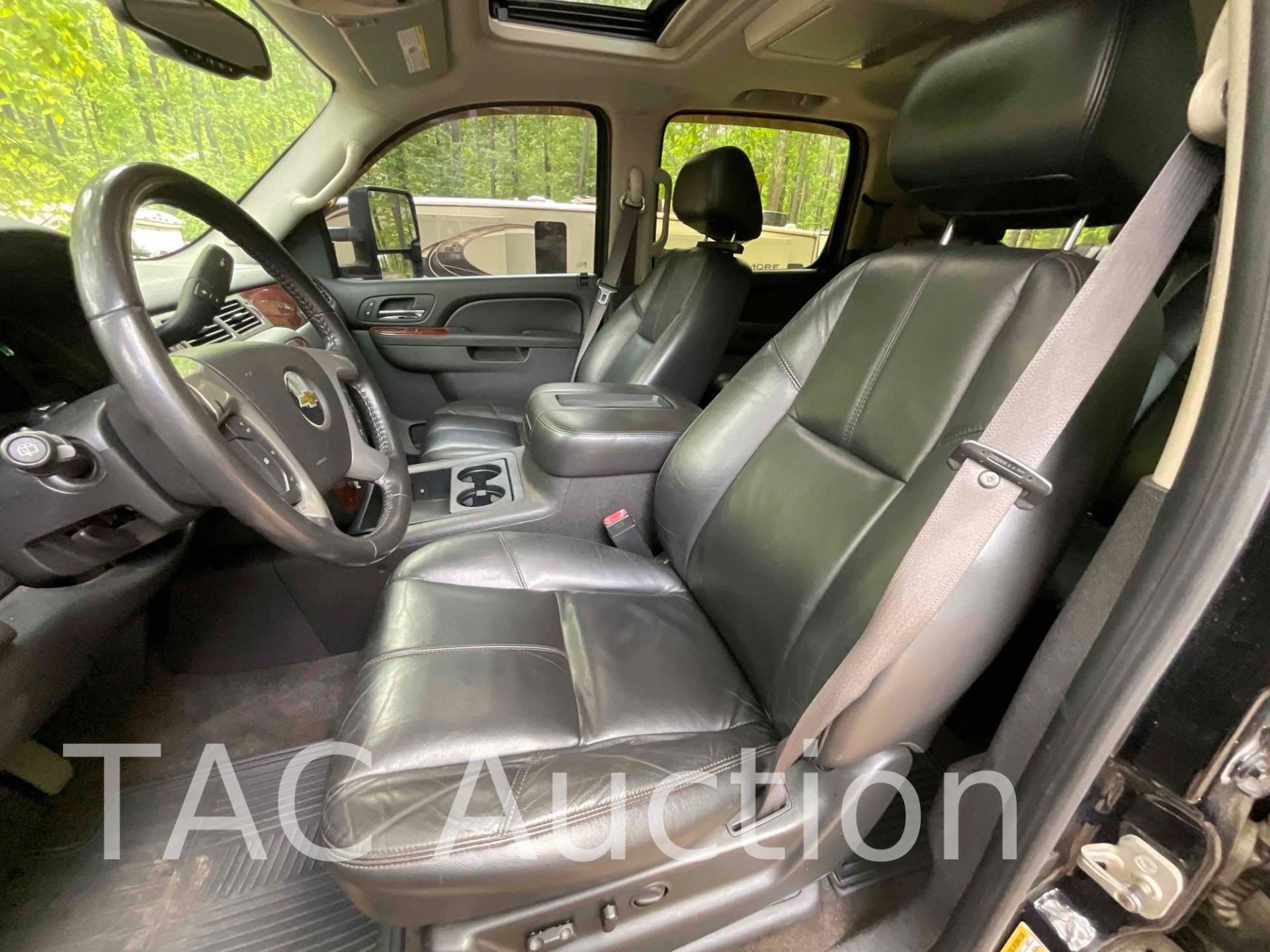 2011 Chevy Suburban LT 2500 4x4 SUV - Image 11 of 37