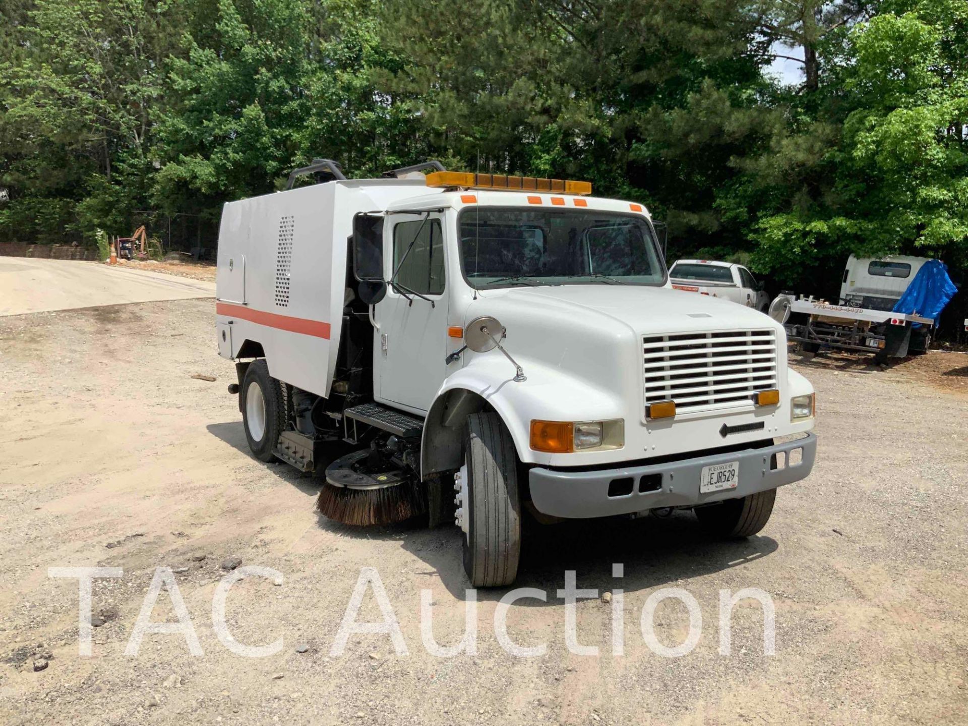 2000 International 4700 Sweeper Truck - Image 3 of 80