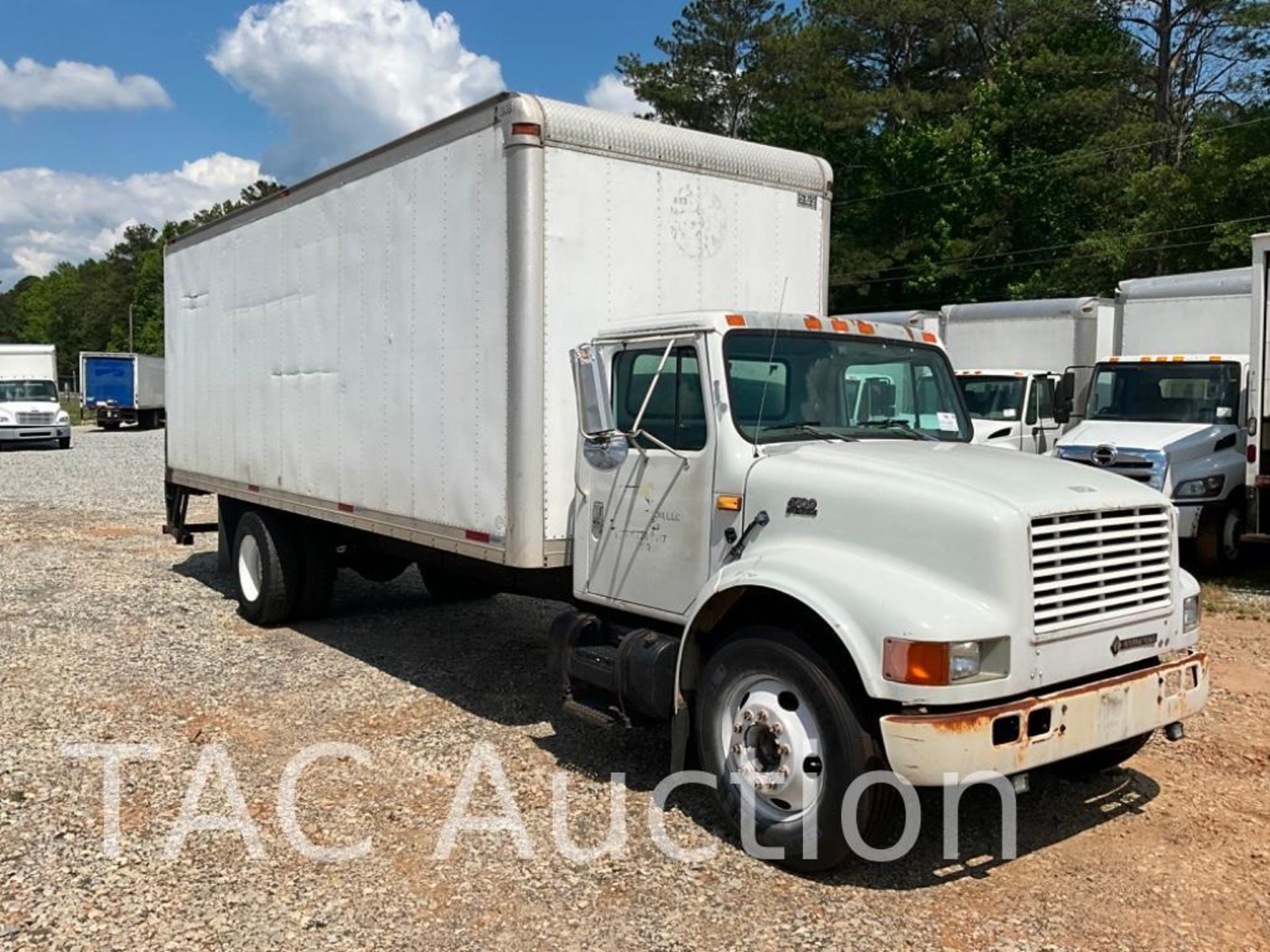 2001 International 4700 24ft Box Truck - Image 6 of 62