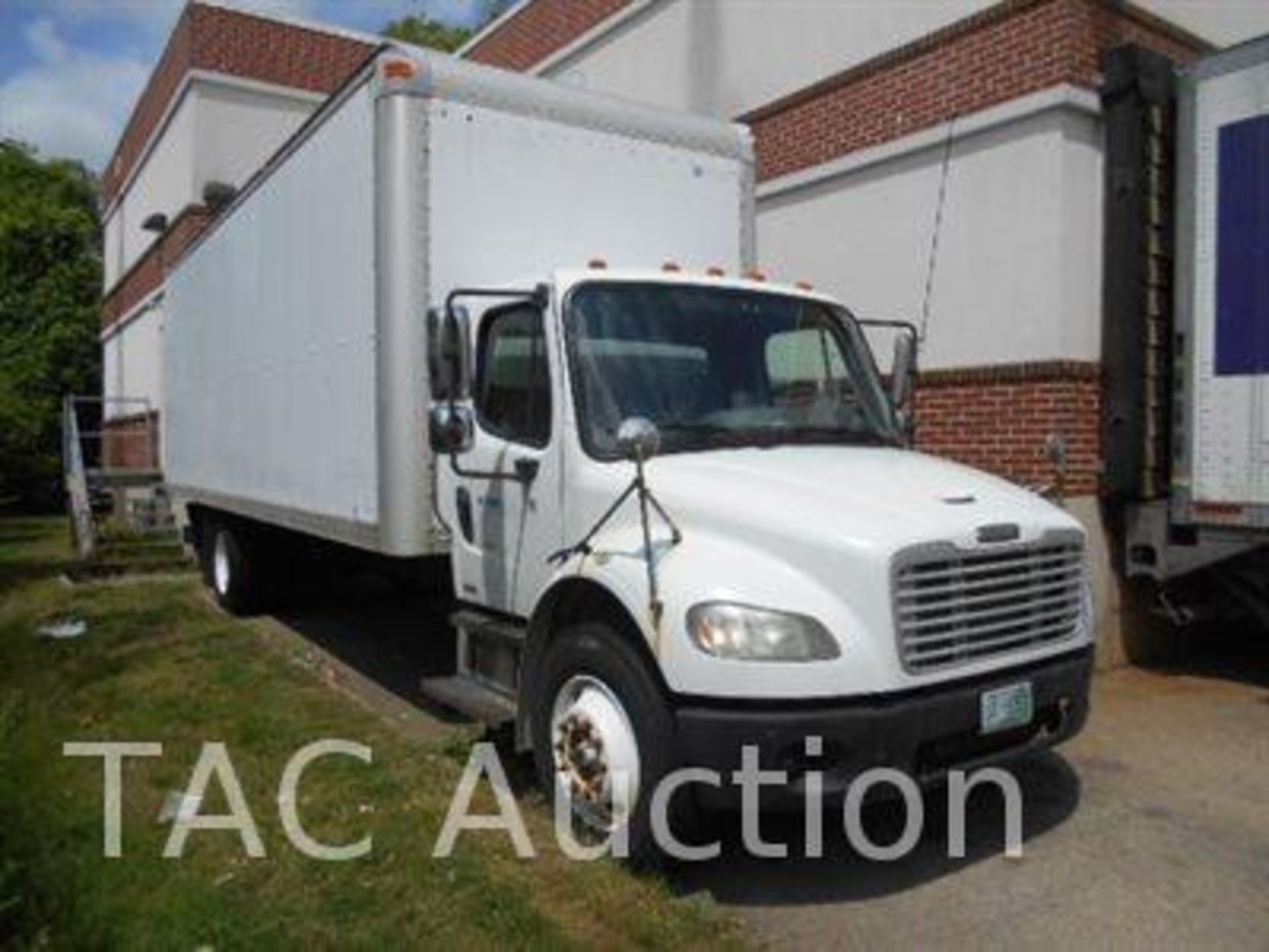 2007 Freightliner M2 26ft Box Truck - Image 2 of 44