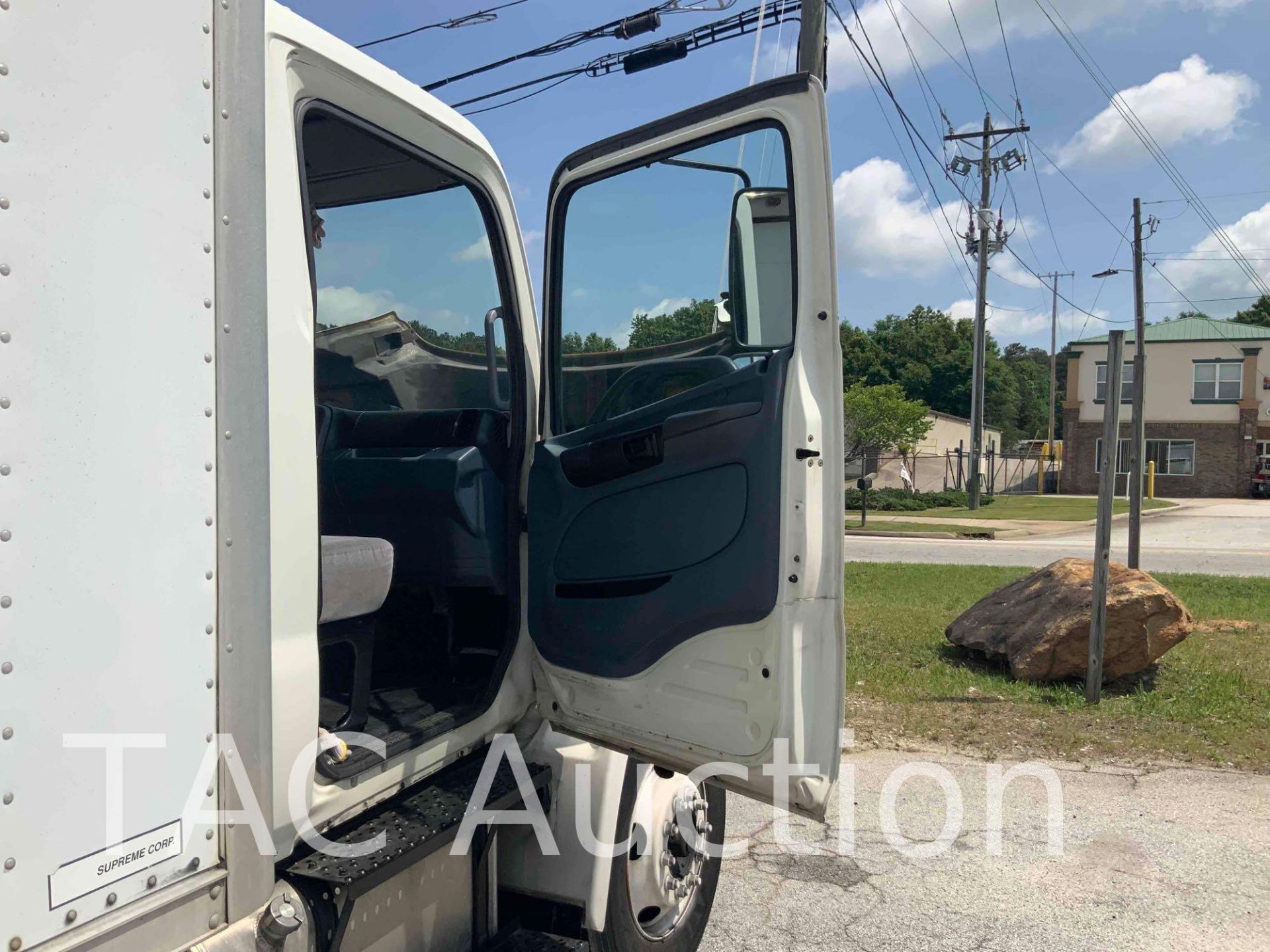 2007 Hino 268 26FT Box Truck With Lift Gate - Image 29 of 82